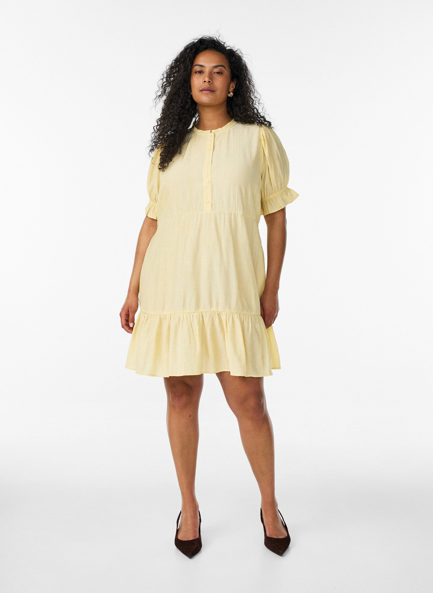 ZizziKort kl&auml;nning i viskos med volangdetaljer, Gul, Model image number 1