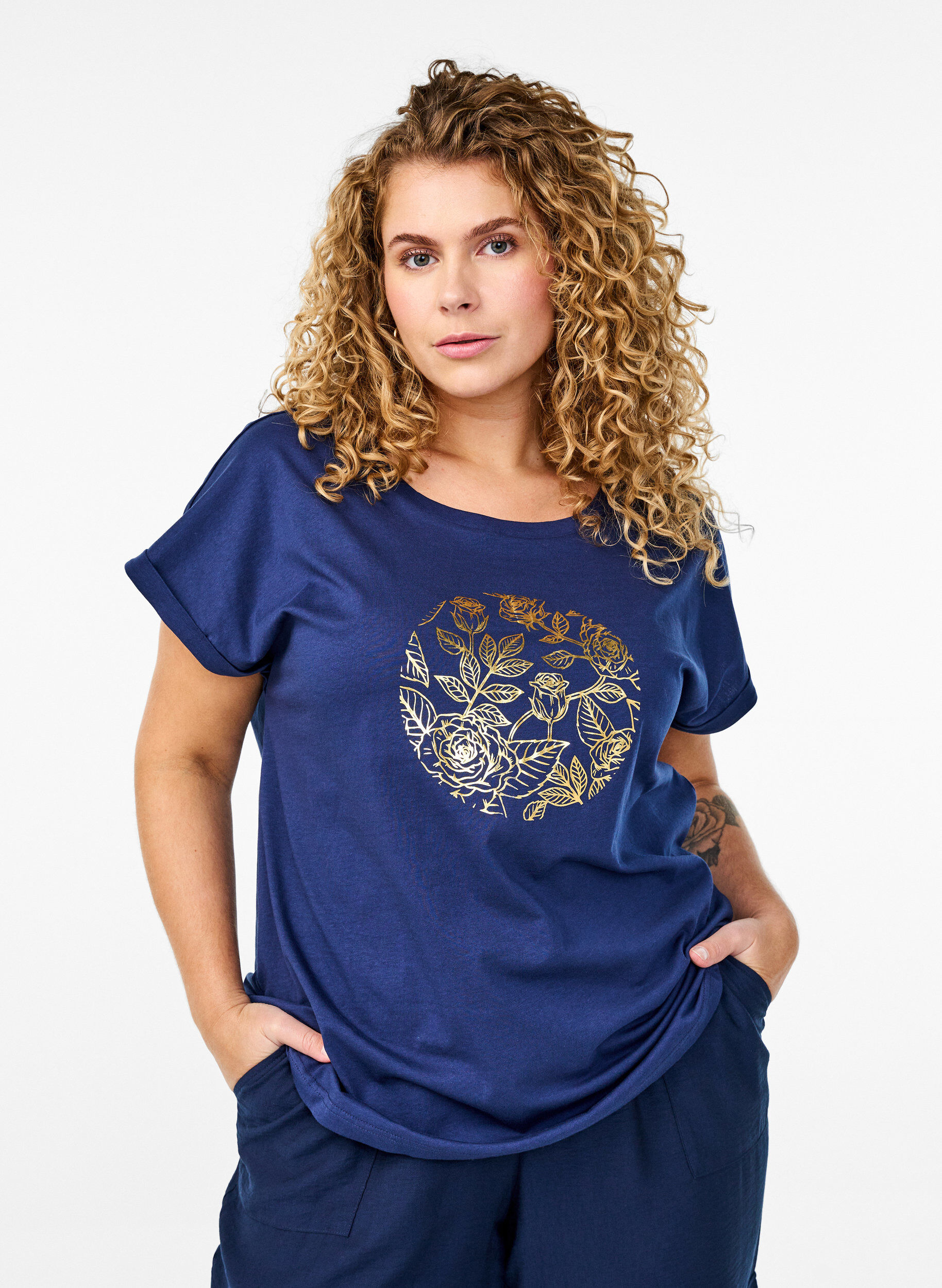 Zizzi T-shirt med guldglittrigt blomm&ouml;nster, Naval A. Gold Rose, Model image number 0