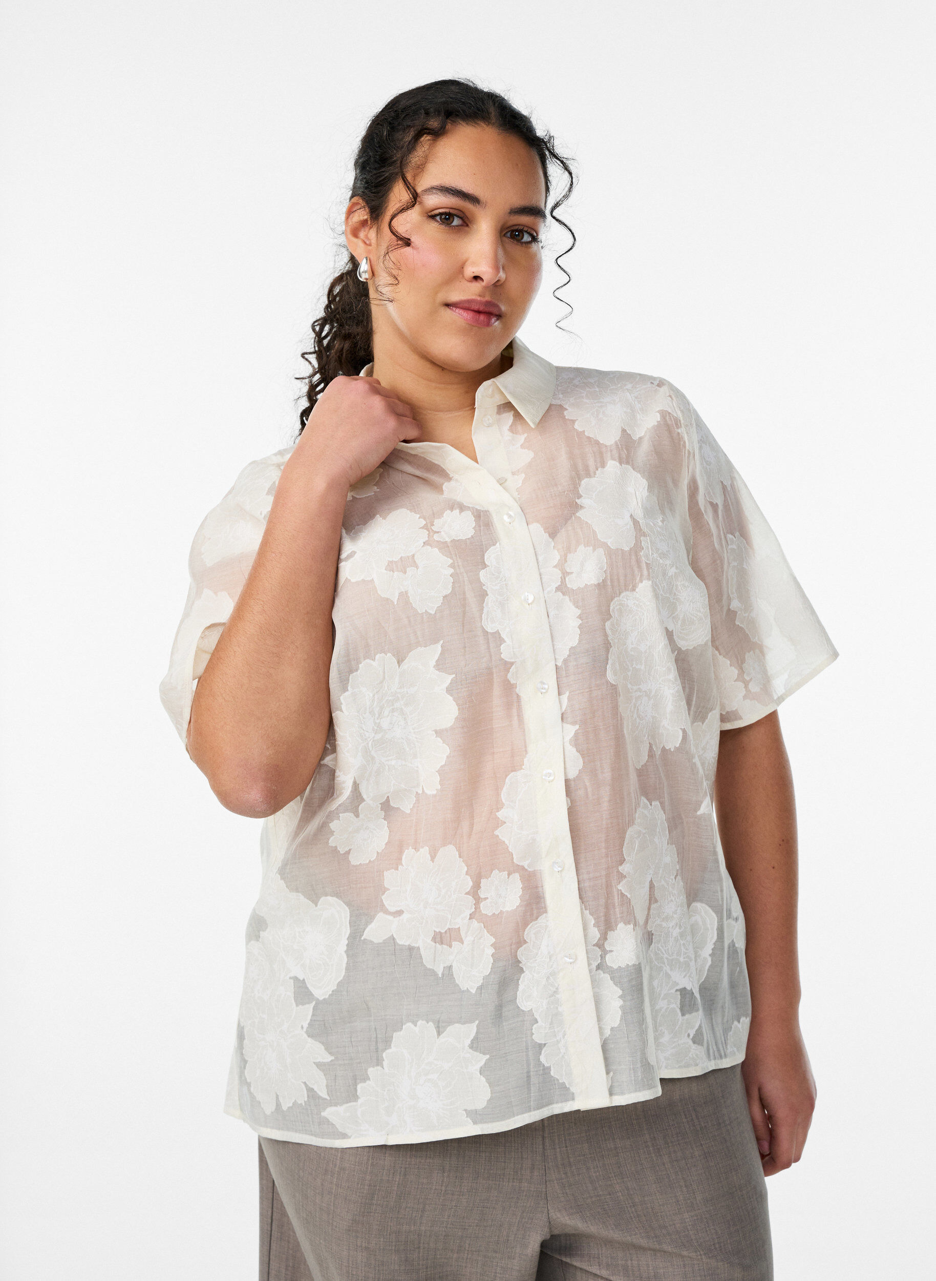 Zizzi Skir skjortblus med blommigt m&ouml;nster, Beige, Model image number 0