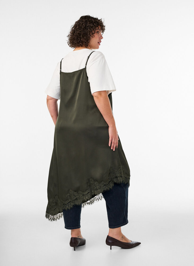 Kl&auml;nning i satin med spets och asymmetrisk f&aring;ll, Gr&ouml;n, Model image number 1