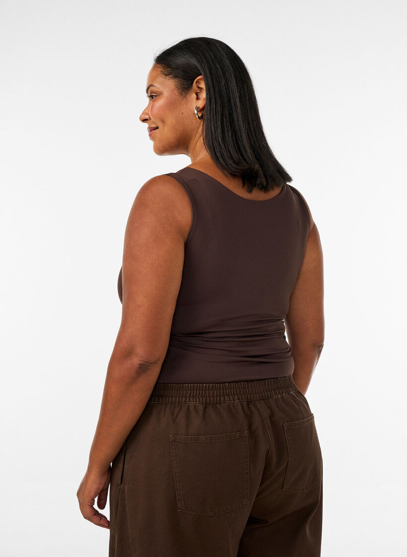 Figurn&auml;ra baslinne i ett sl&auml;tt material, Brun, Model image number 2