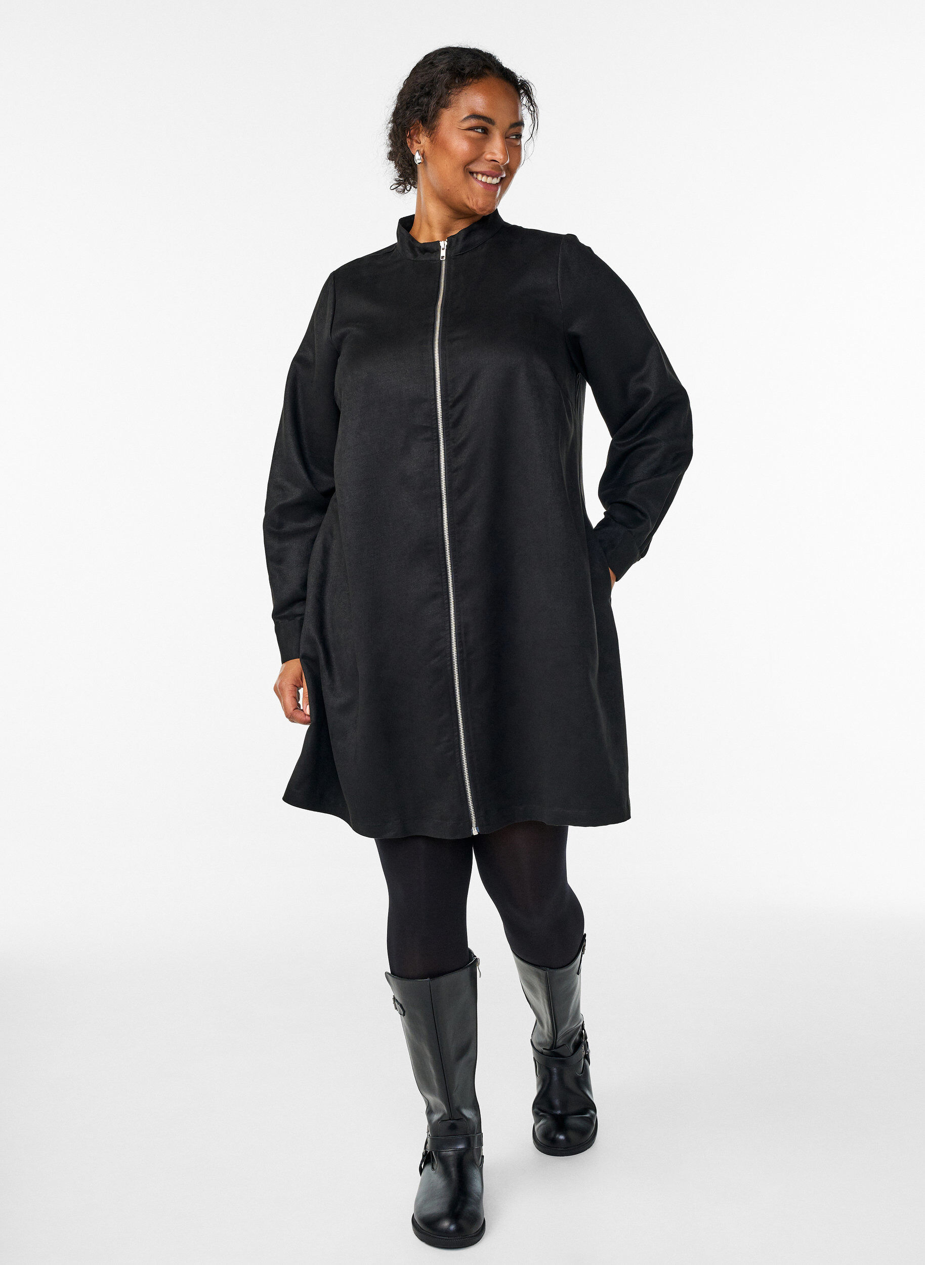 Zizzi L&aring;ng skjorta i mockaimitation med dragkedja, Svart, Model image number 1