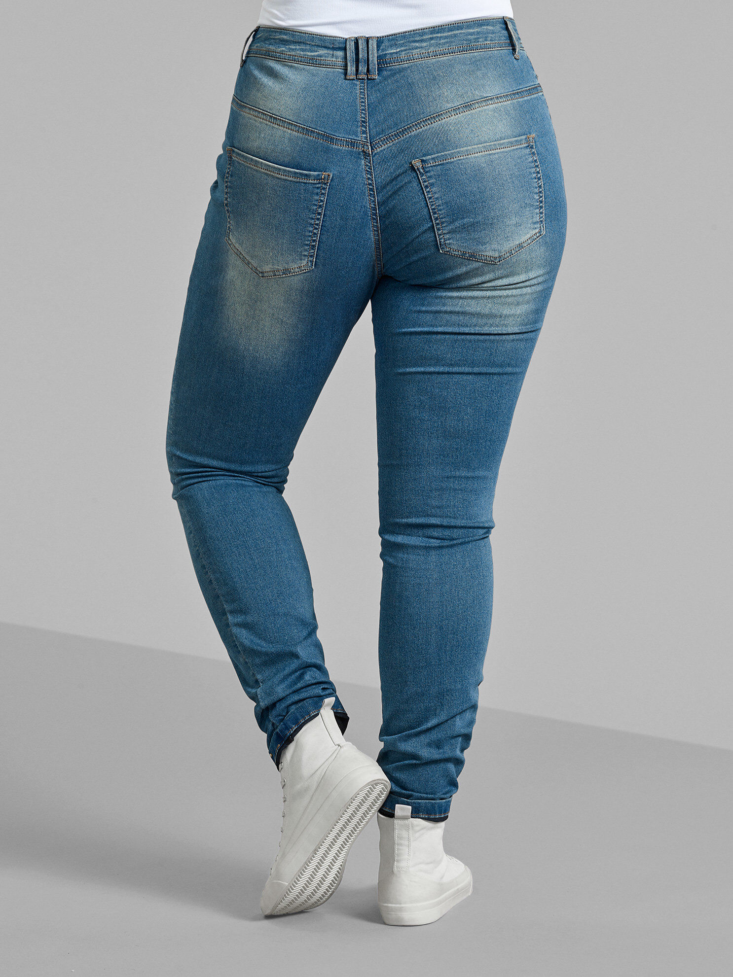 Zizzi Extra slim Amy jeans med h&ouml;g midja, Bl&aring;, Model image number 1