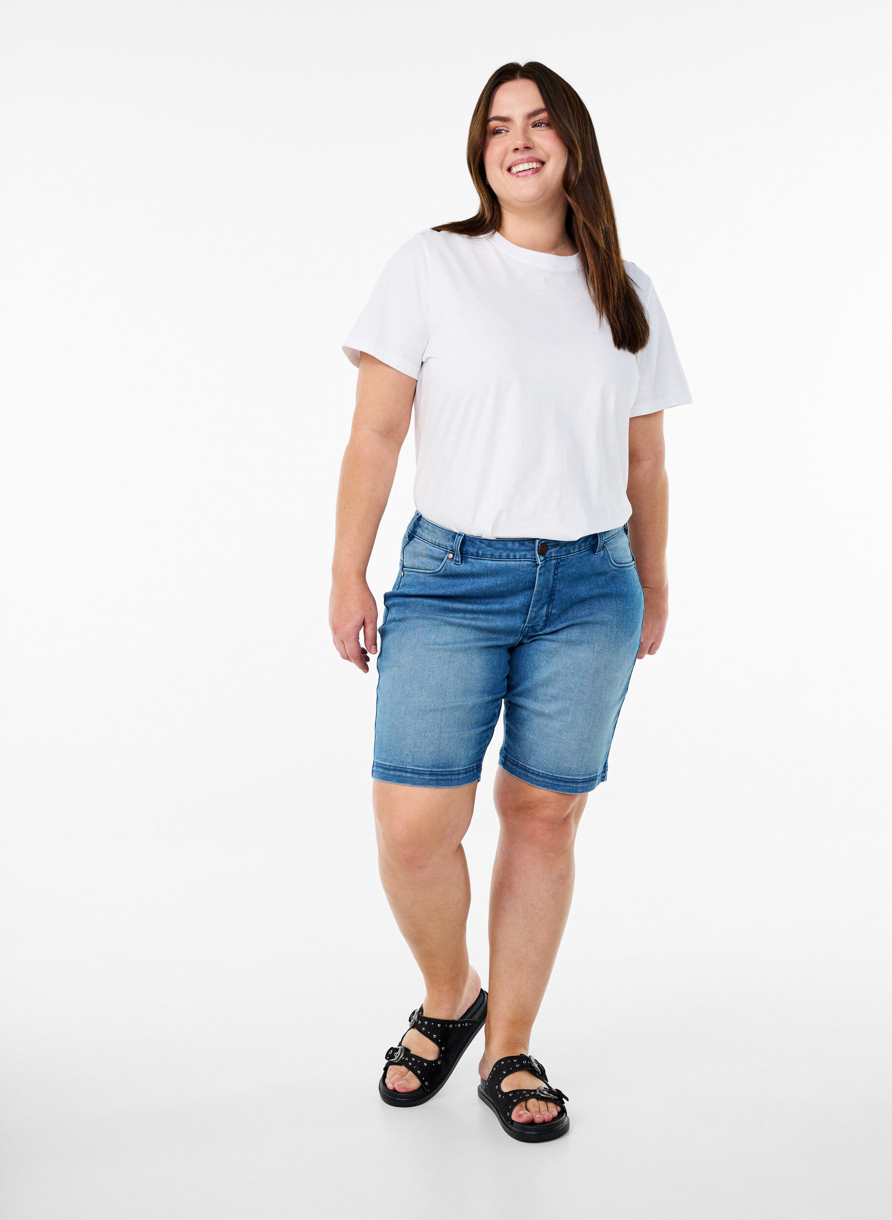 Zizzi Slim fit Emily shorts med normal midja, Bl&aring;, Model image number 1