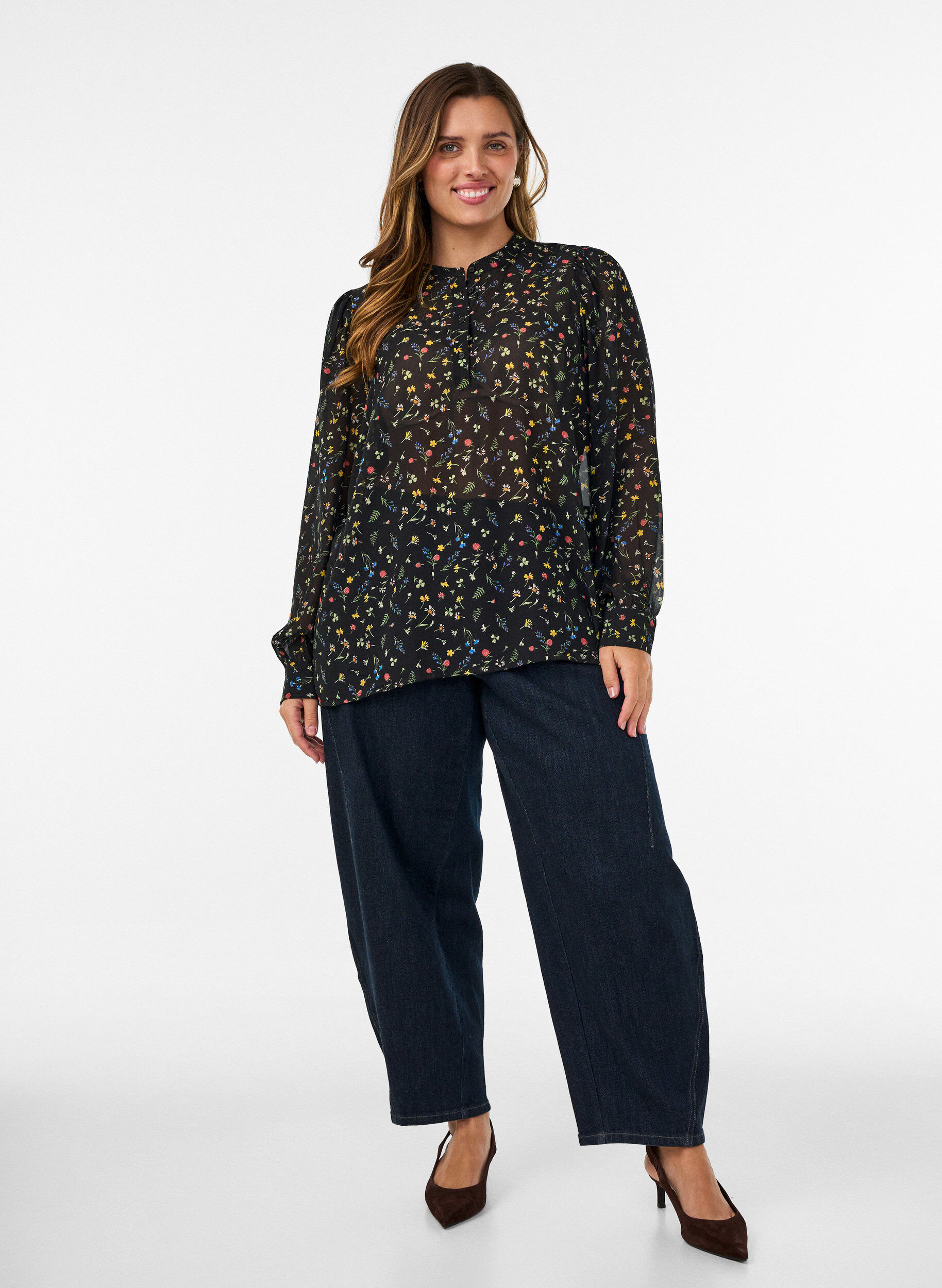 ZizziBlus med helt&auml;ckande m&ouml;nster och kort knappsl&aring;, Svart, Model image number 1