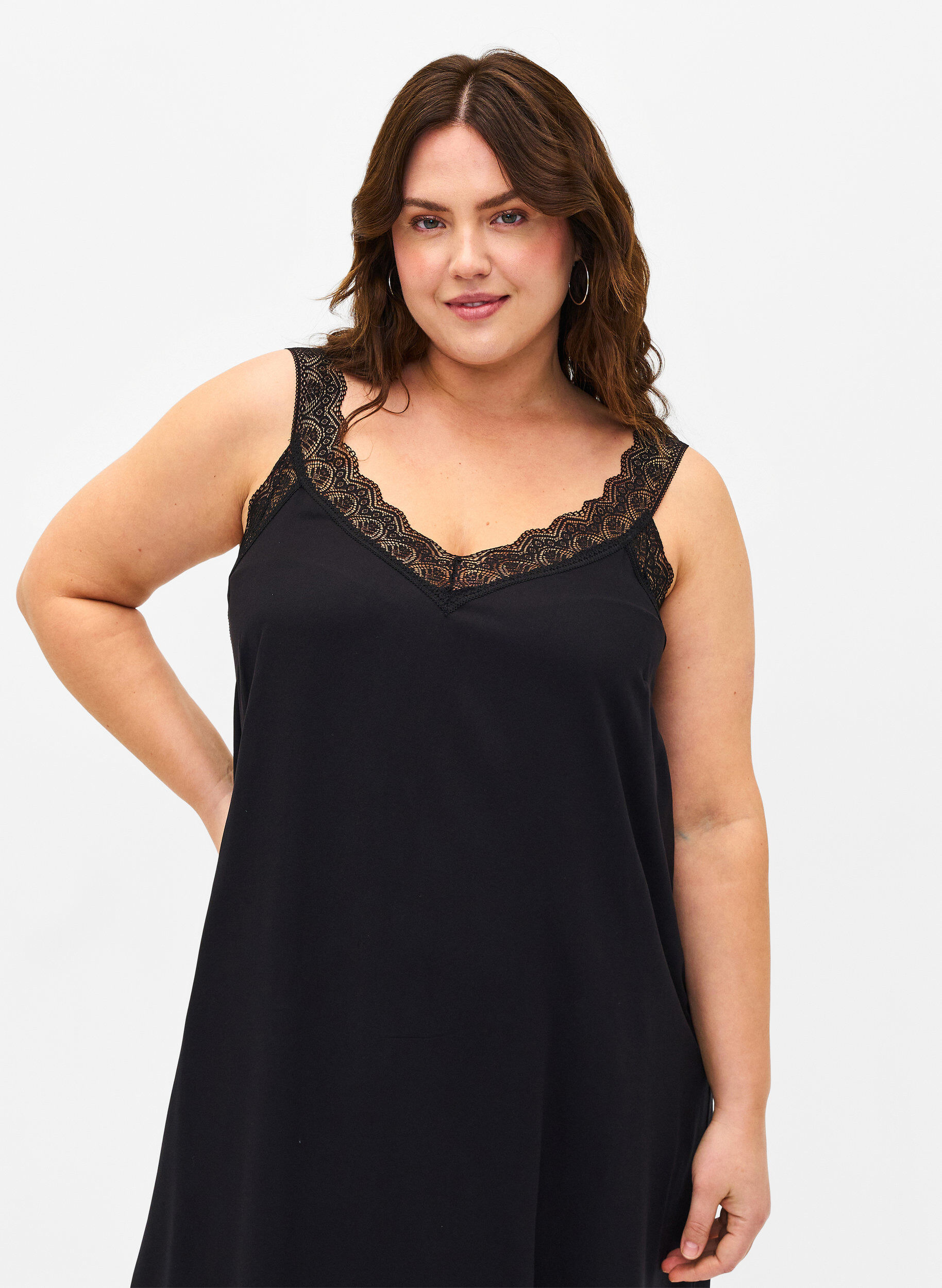 Zizzi Midil&aring;ng kl&auml;nning med band i viskos med spets, Black, Model image number 2