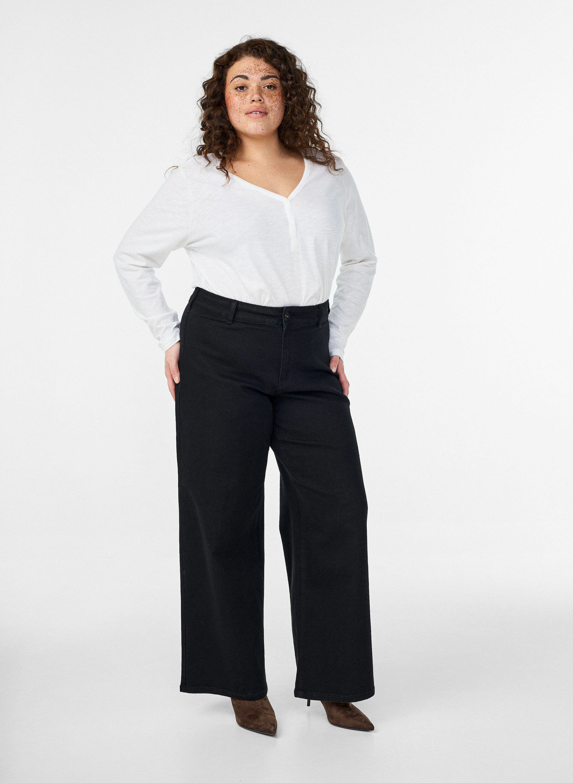 Zizzi FLASH - L&aring;ng&auml;rmad t-shirt med v-ringning och knappar, Vit, Model image number 1