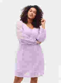 V-ringad klänning i spets med långa ärmar, Pastel Lilac, Model