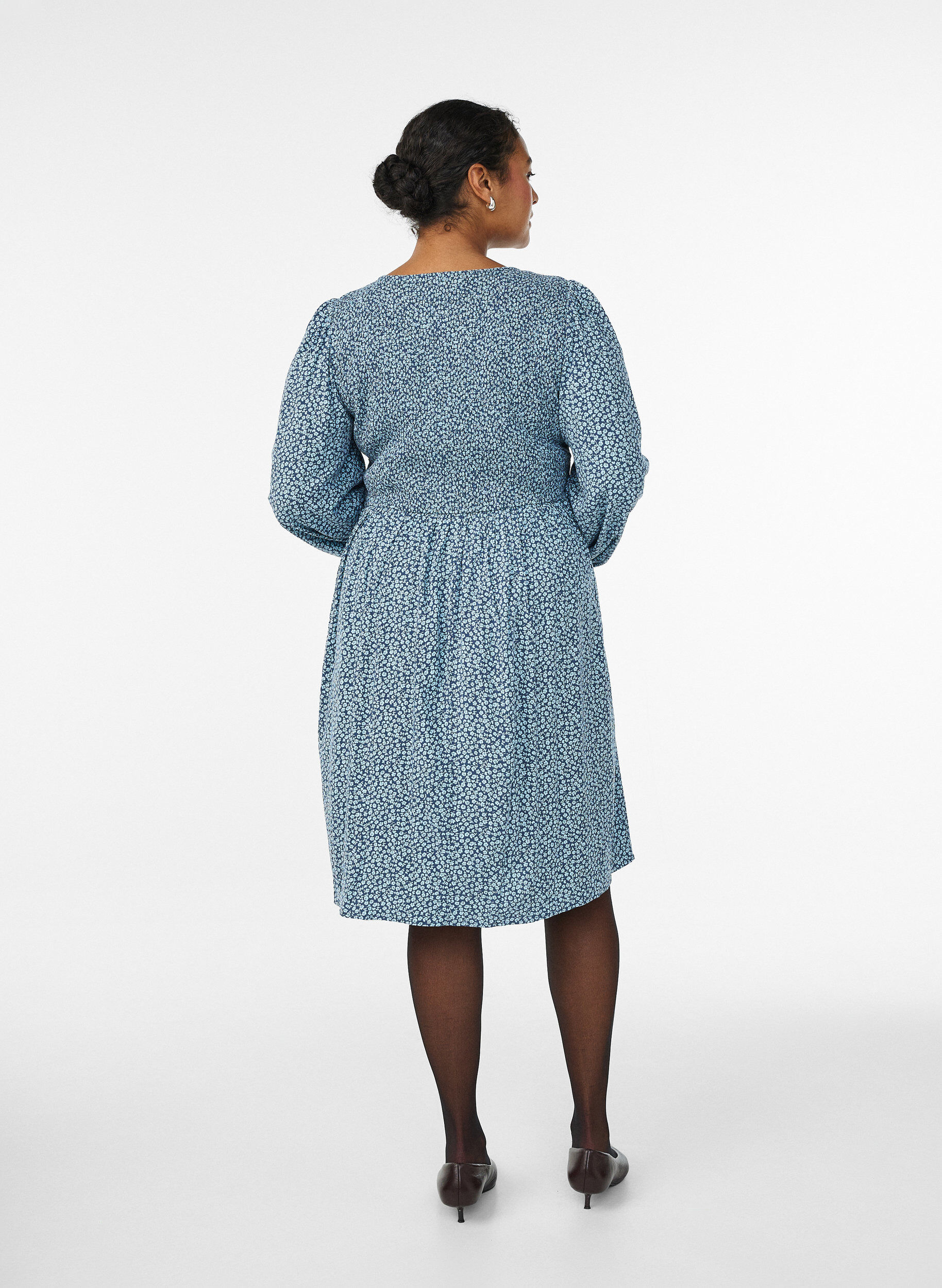 ZizziKl&auml;nning med smock upptill och sm&aring;blommigt m&ouml;nster, Bl&aring;, Model image number 2