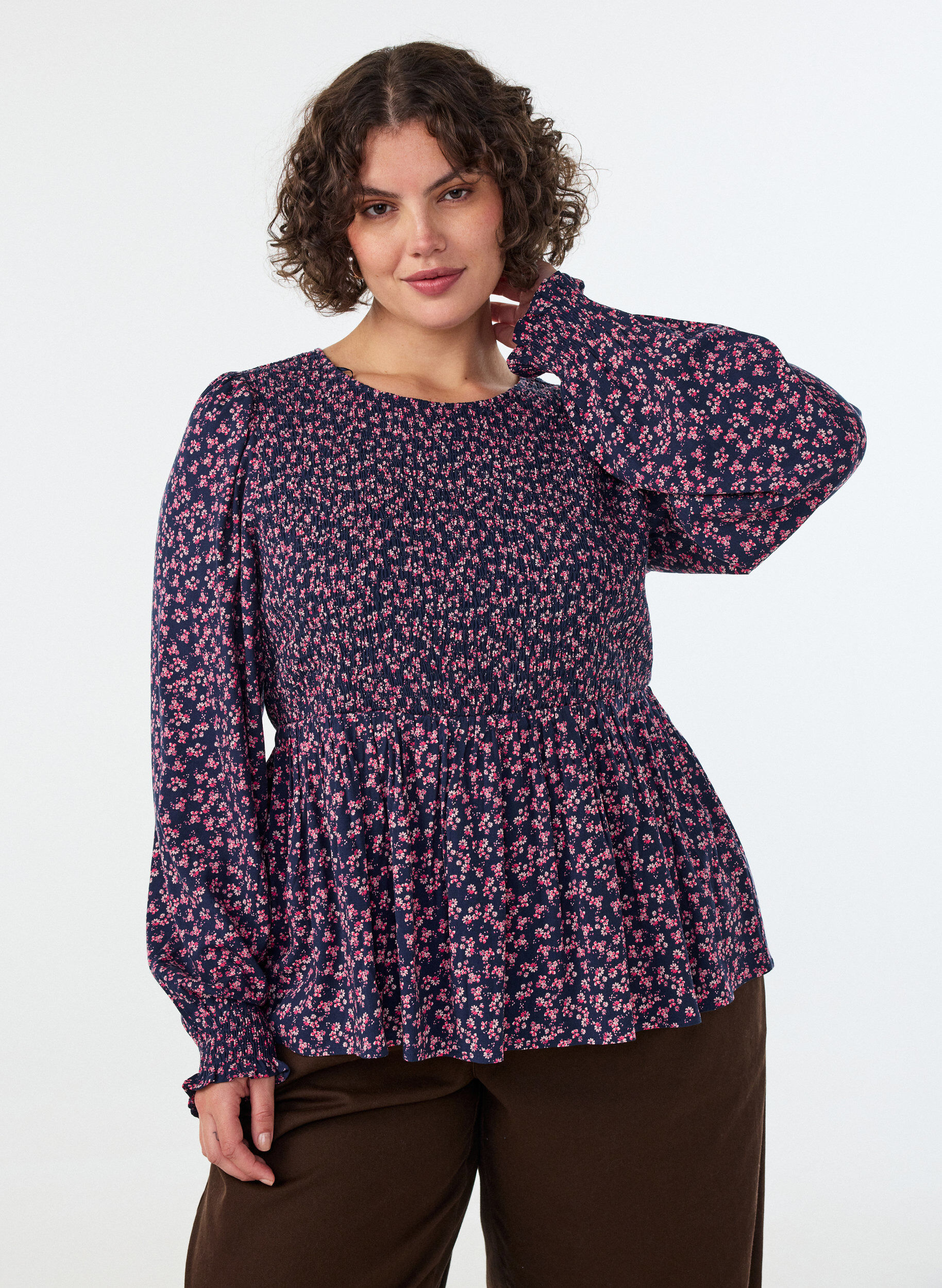 ZizziBlus med smock upptill och blommigt m&ouml;nster, Bl&aring;, Model image number 2