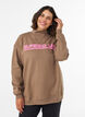 Sweatshirt med h&ouml;g krage och sportigt motiv framtill, Brun, Model image number 0