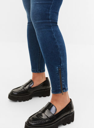 Croppade Amy jeans med blixtlås, Dark blue denim, Model image number 2