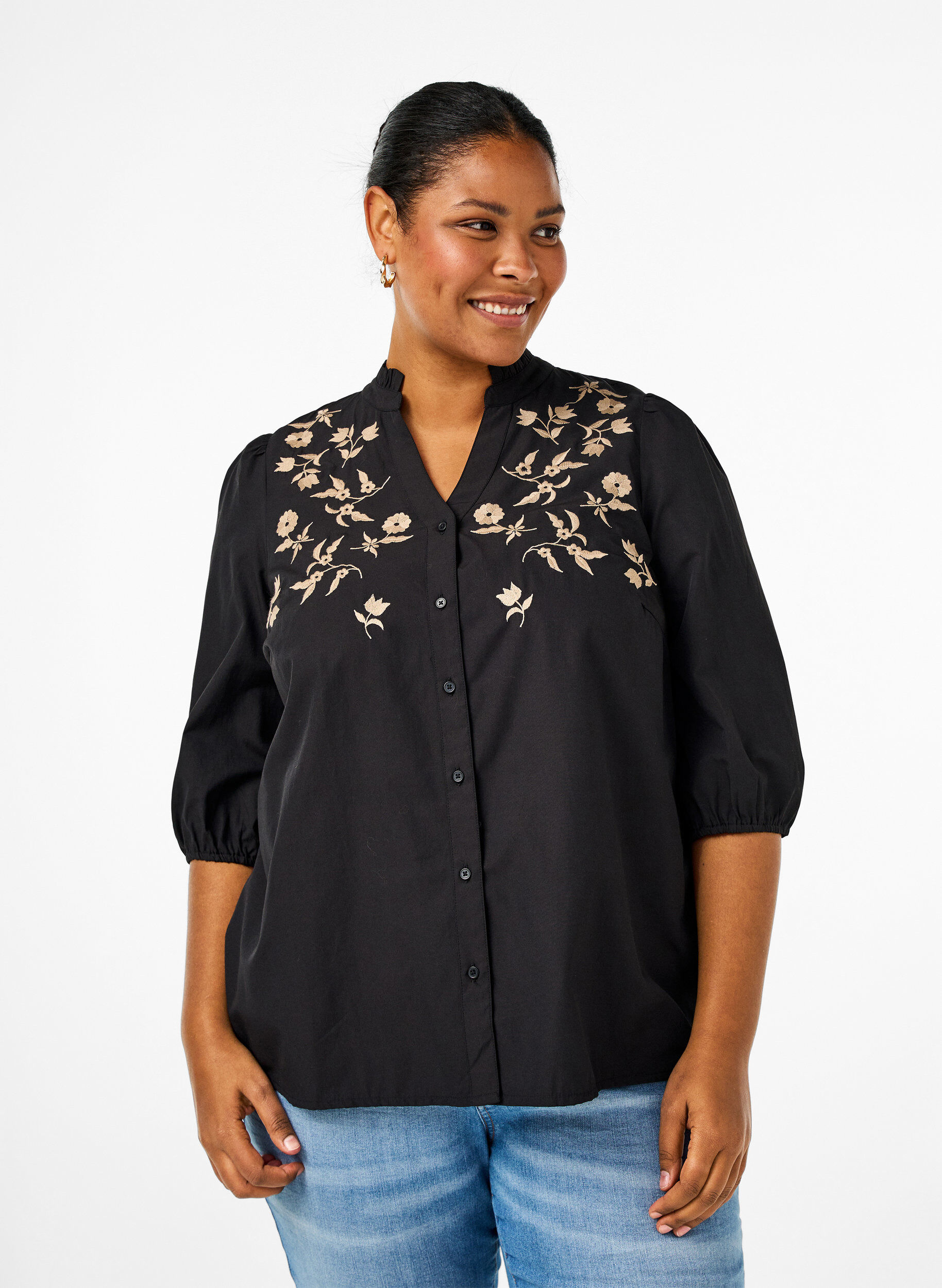 Zizzi Skjortblus med broderade blommor och trekvarts&auml;rmar, Black W. Beige Emb. , Model image number 0