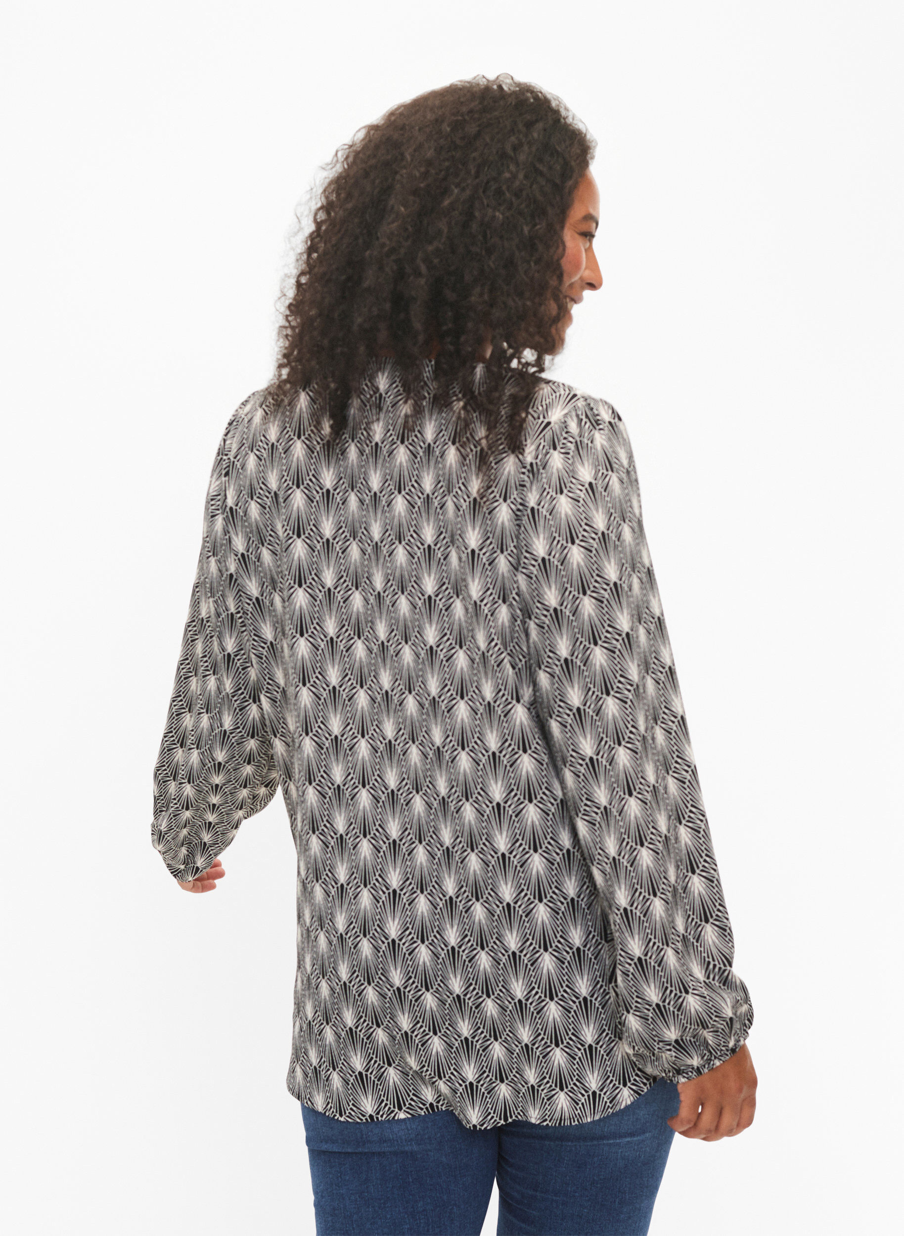 Zizzi Skjortblus med V-ringning och tryck, Birch Graphic AOP, Model image number 1