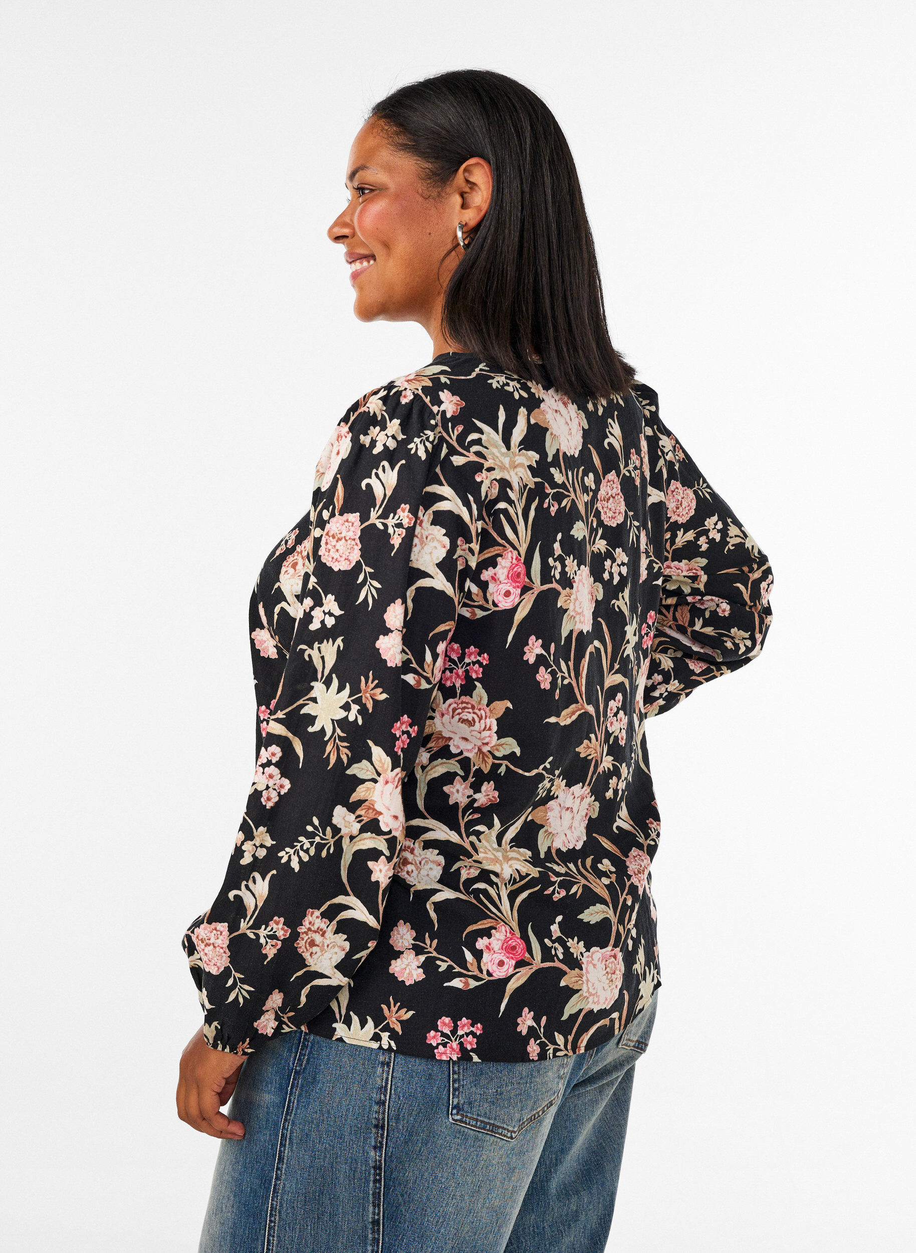 ZizziBlommig blus i linne och viskos med l&aring;nga &auml;rmar, Svart, Model image number 2