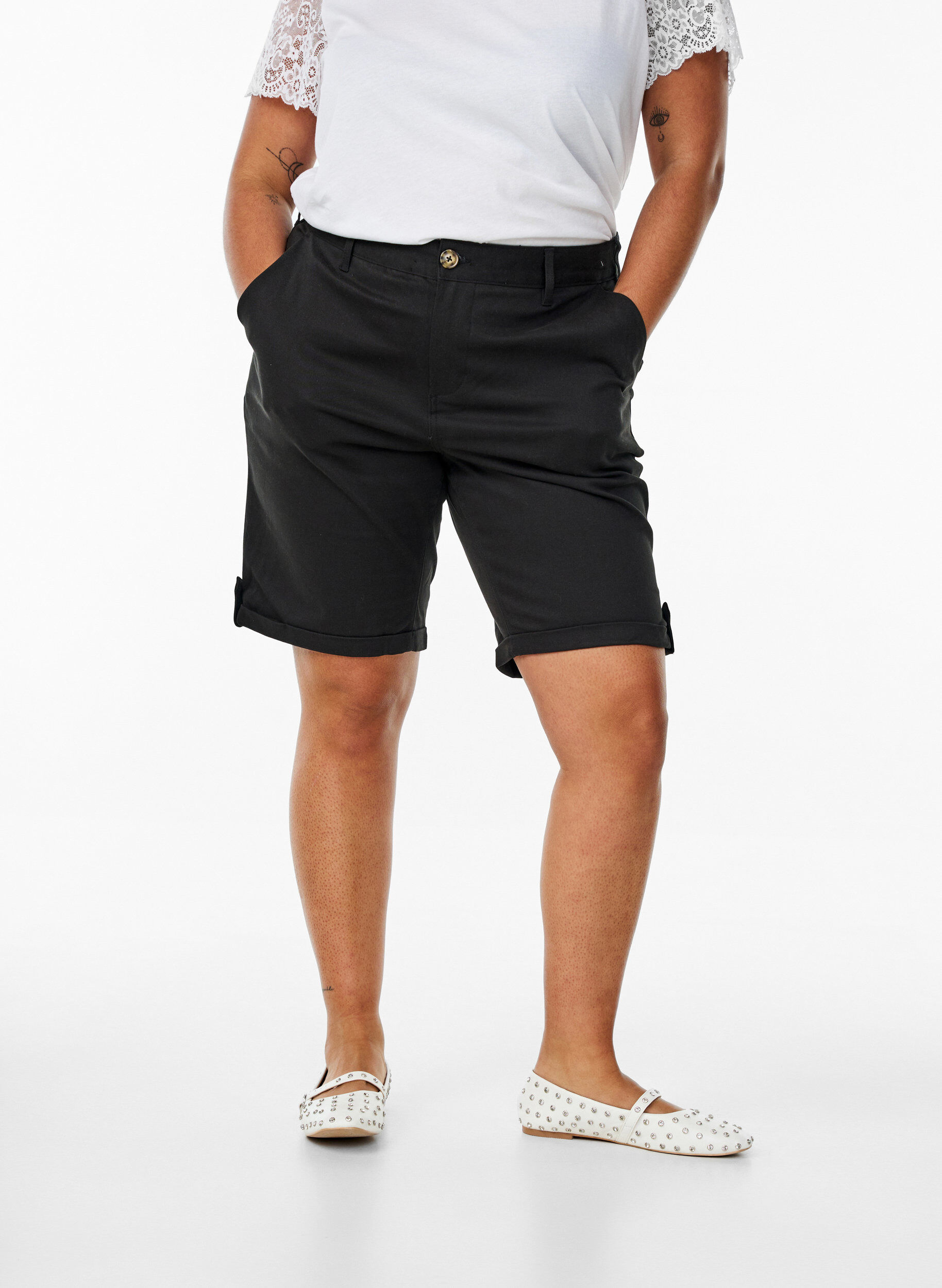 Zizzi Chino-shorts med fickor, Svart, Model image number 3