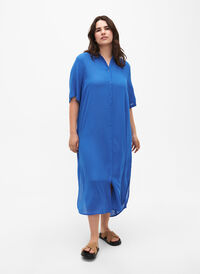 Skjortklänning i viskos med korta ärmar, Victoria blue, Model