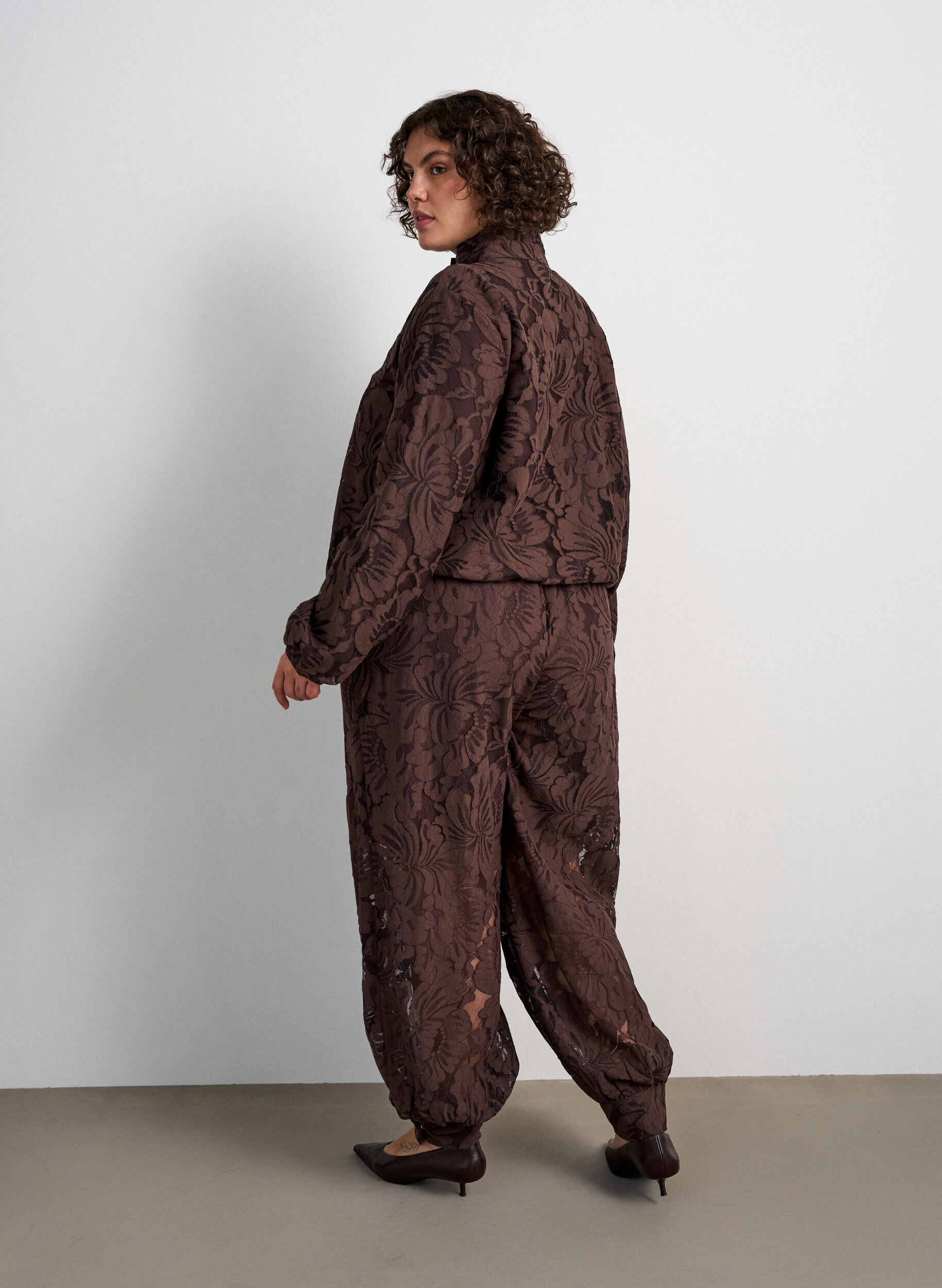 ZizziBomberjacka i blommig jacquard, Brun, Model image number 2