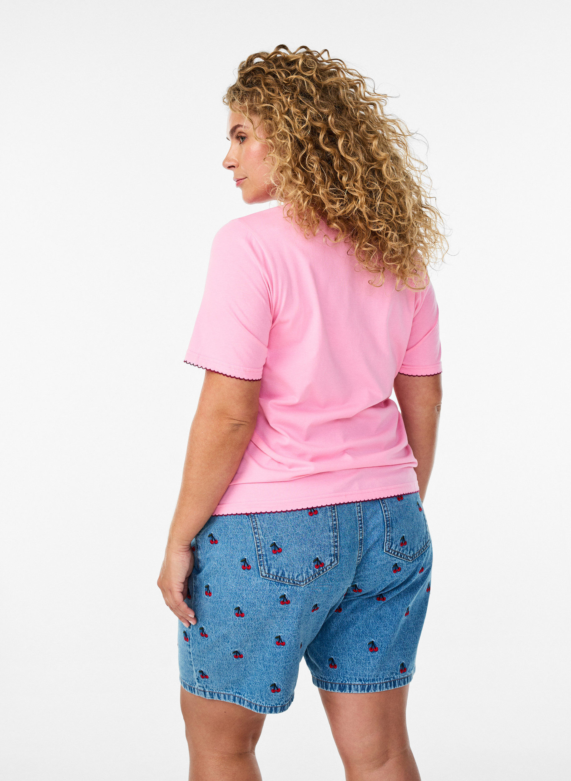 Zizzi Broderade jeansshorts, Bl&aring;, Model image number 2