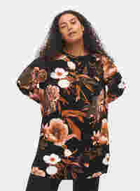 Blommig tunika i viskos med långa ärmar, Black Flower AOP, Model