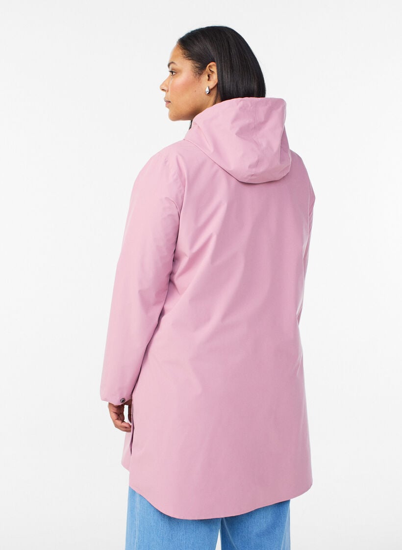 Regnjacka med fickor och huva, Rosa, Model