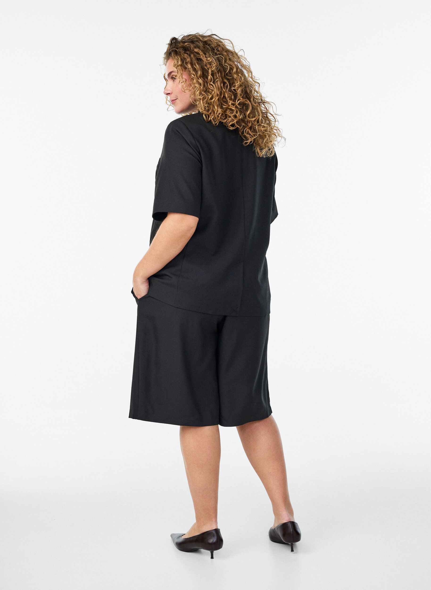 Zizzi L&ouml;sa Bermudashorts med h&ouml;g midja, Svart, Model image number 2