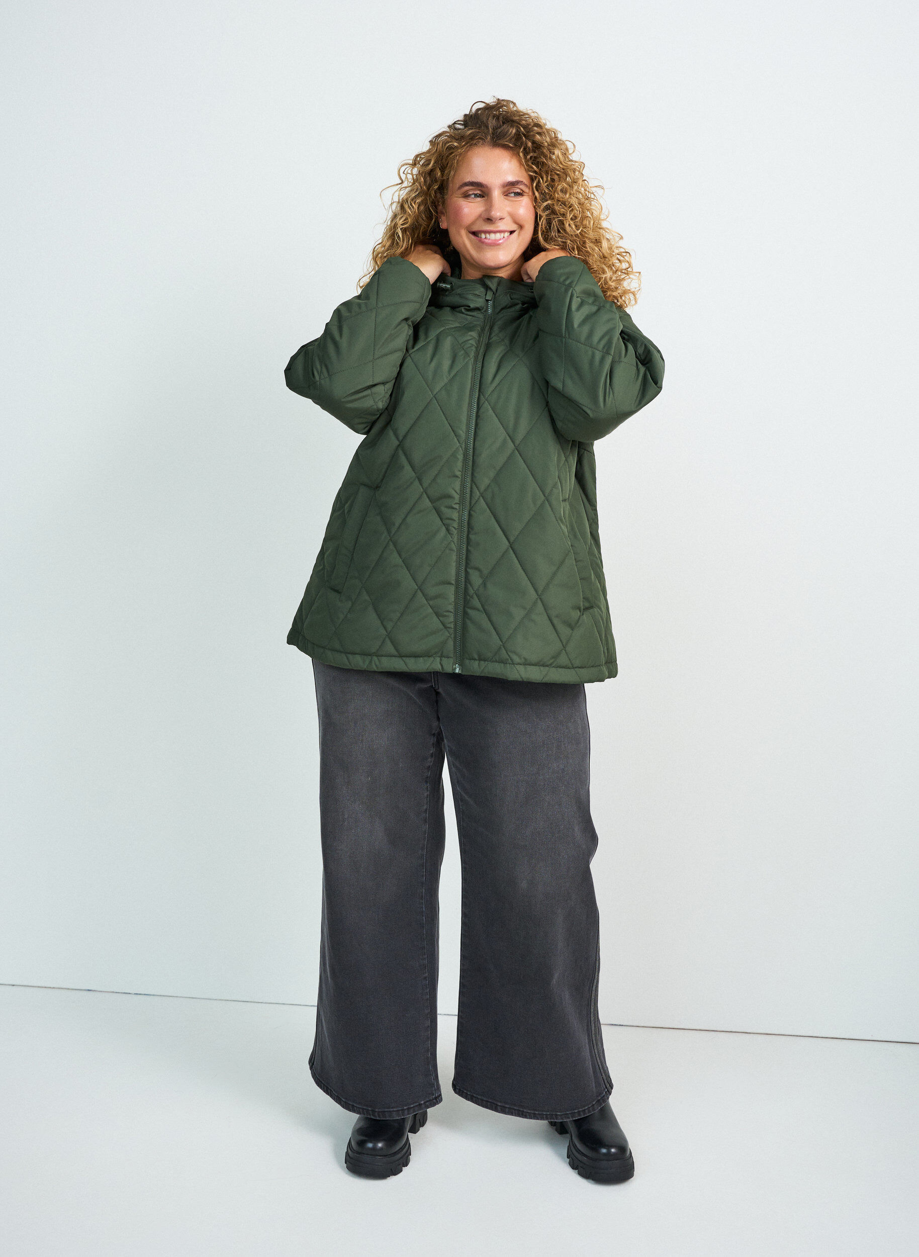 ZizziL&auml;tt vadderad jacka med diamantquilt, Gr&ouml;n, Model image number 1