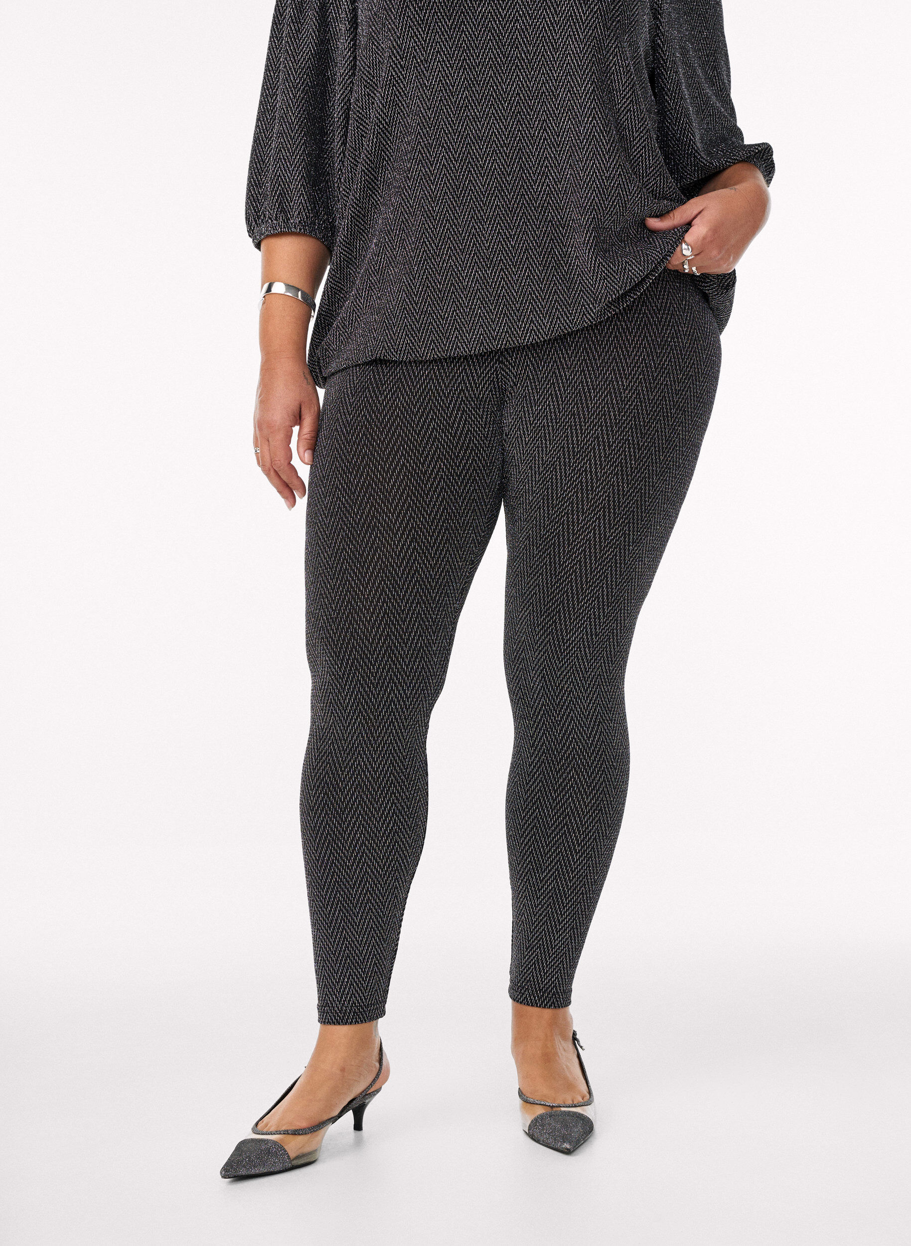 Zizzi Leggings med glitterm&ouml;nster, Svart, Model image number 2