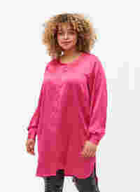 Lång skinande skjorta med slits, Pink Flambé, Model