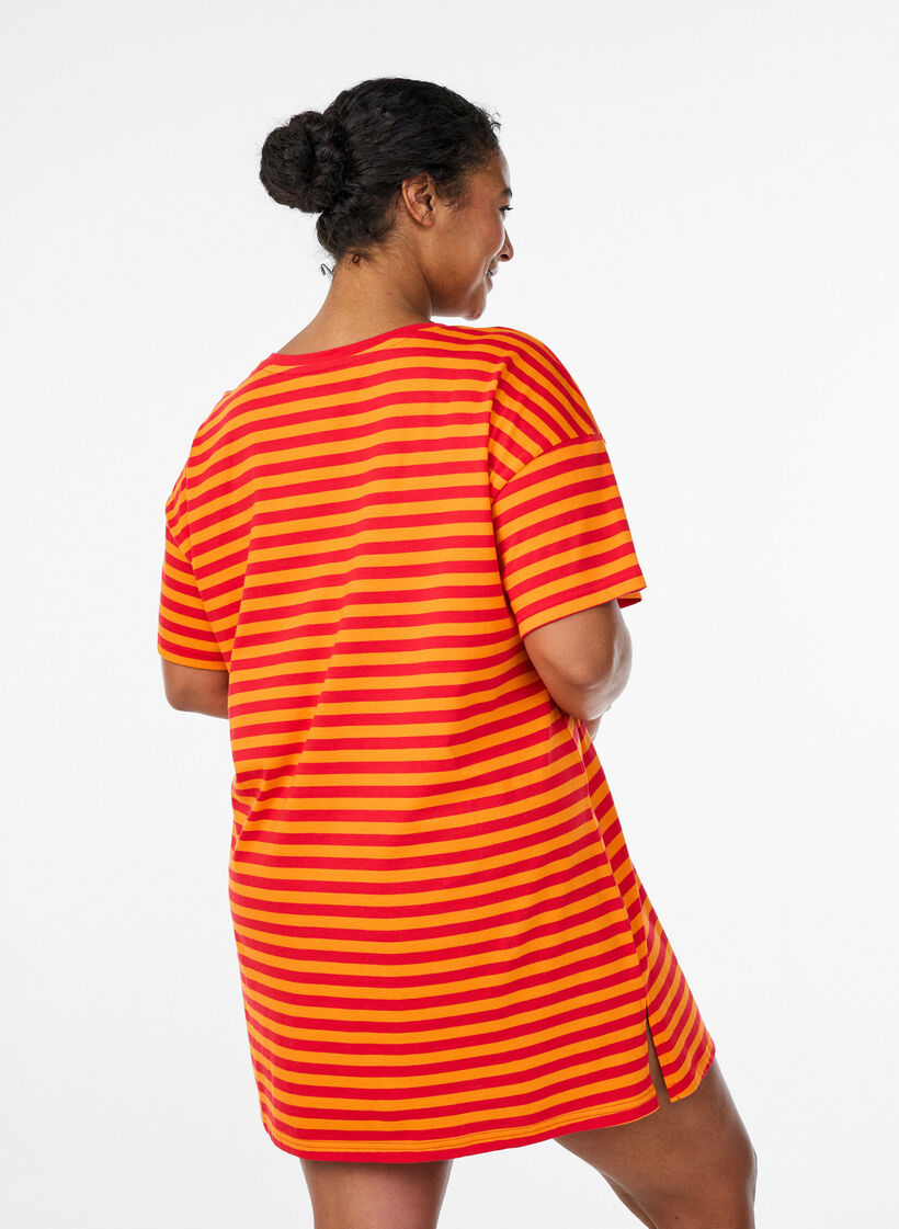 L&aring;ng natt-T-shirt med r&auml;nder, R&ouml;d, Model image number 2