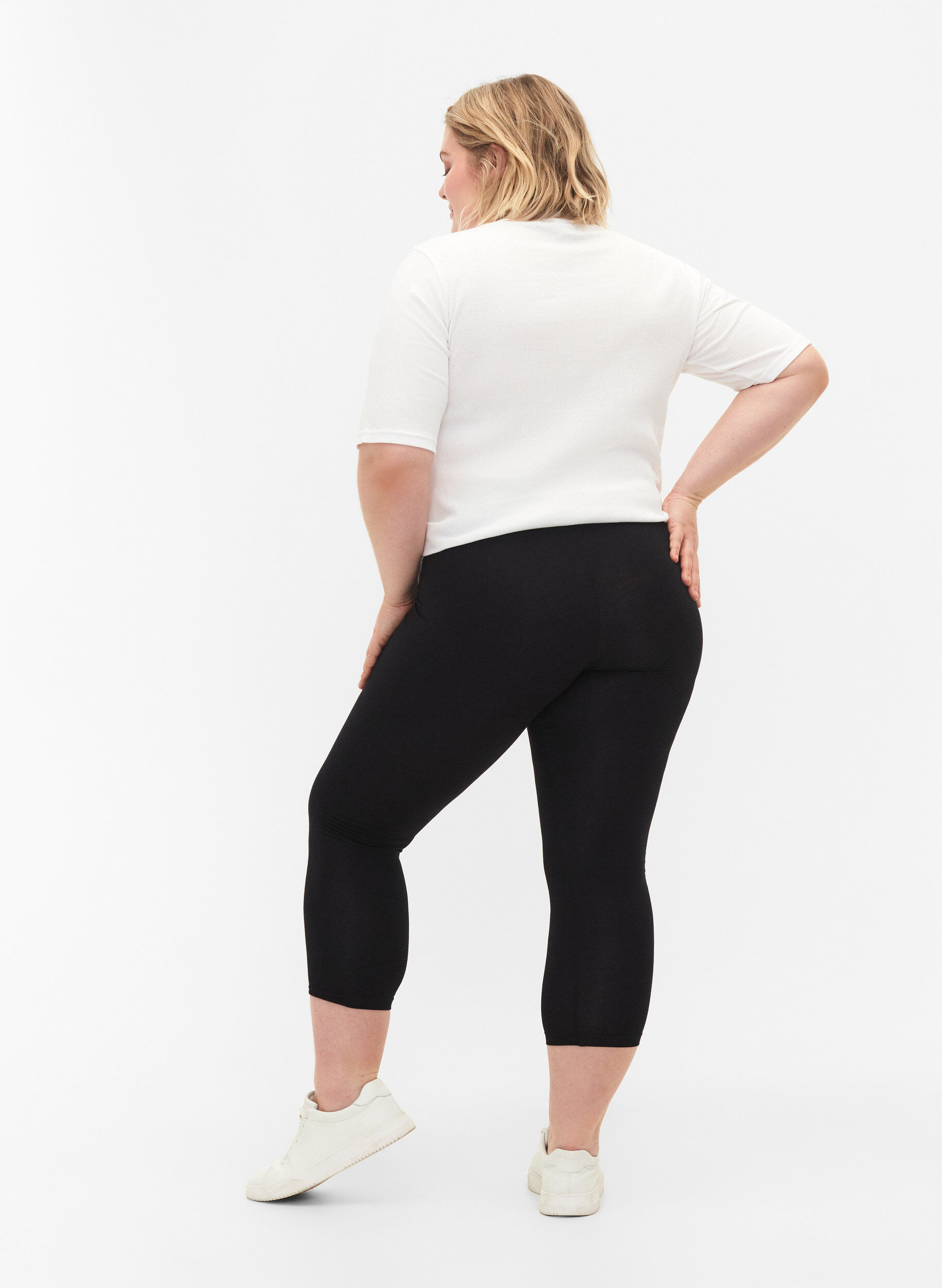 Zizzi Basleggings i viskos med 3/4-delsl&auml;ngd, Svart, Model image number 2