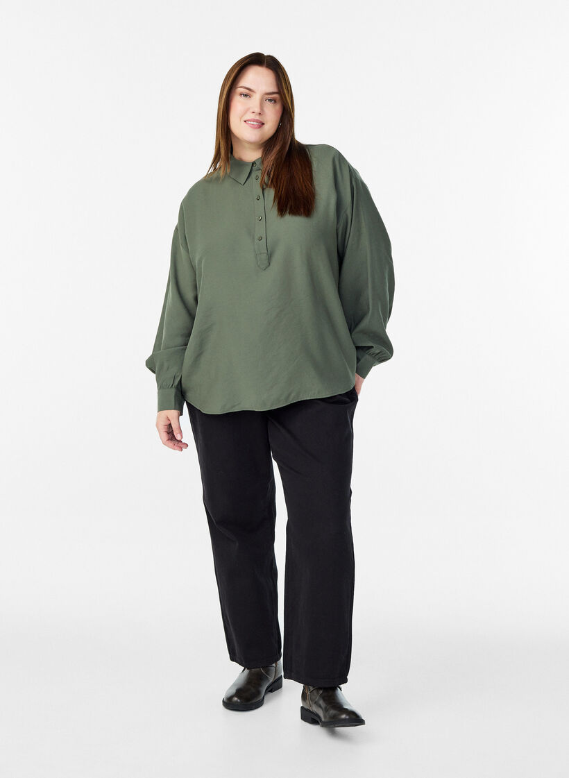 Skjortblus med knappdetalj baktill, Grön, Model image number 1