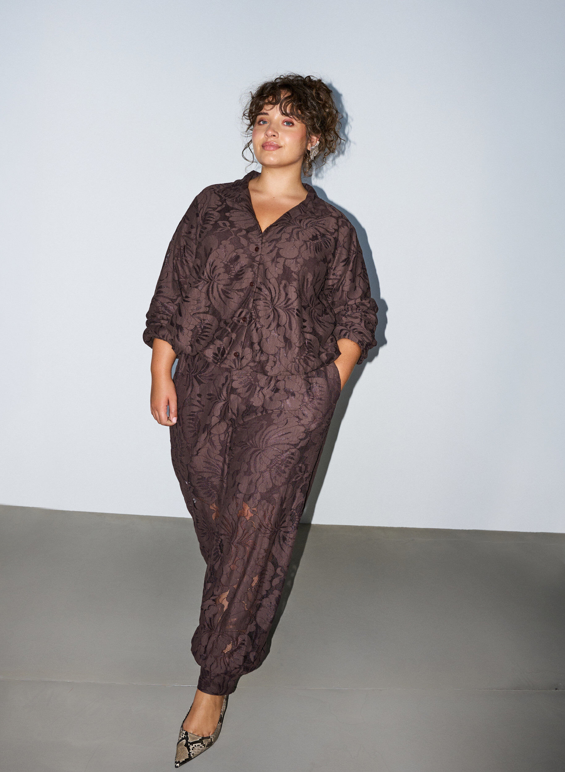 ZizziBomberjacka i blommig jacquard, Brun, Model image number 1