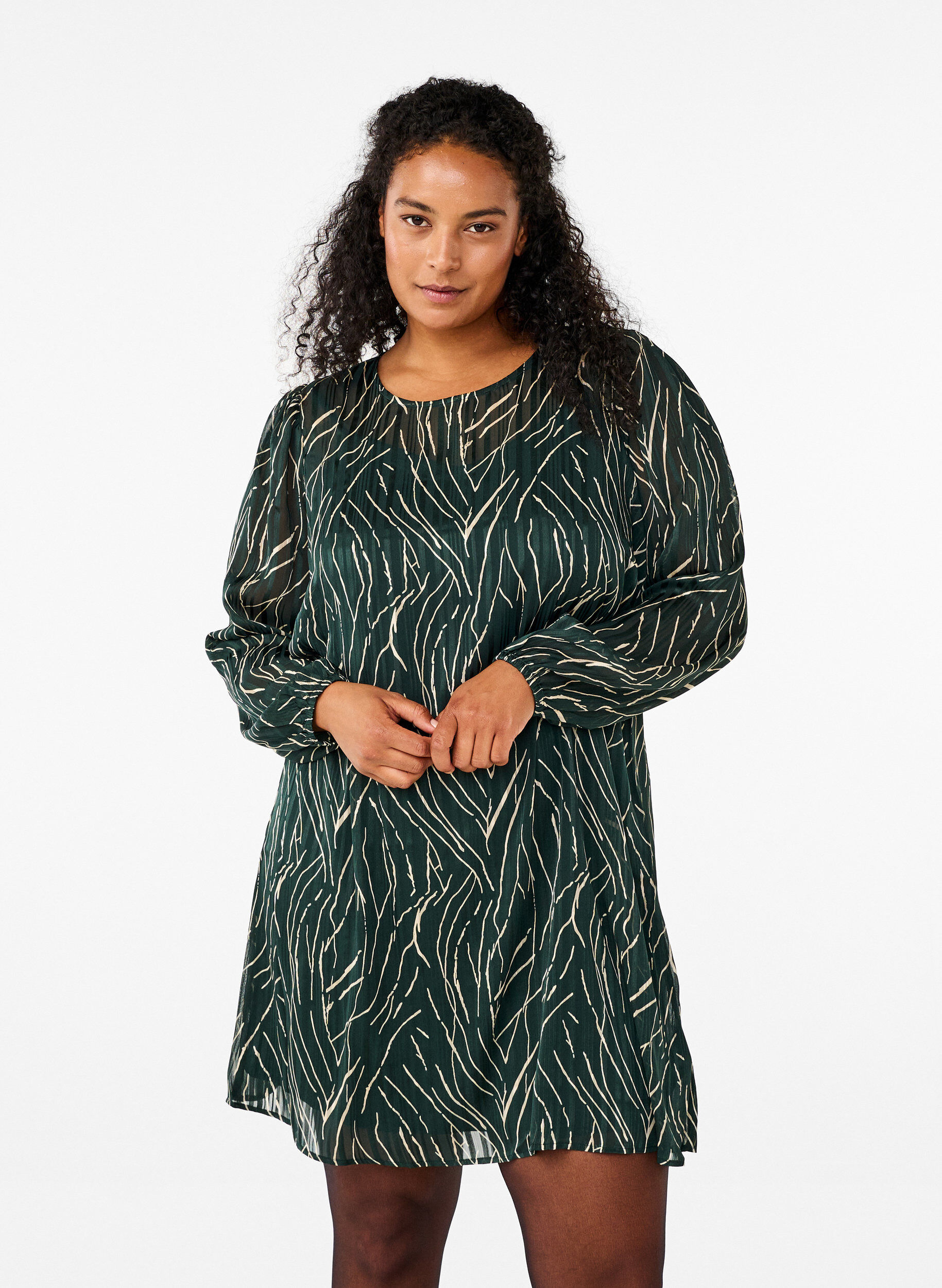 Zizzi Kort, m&ouml;nstrad kl&auml;nning med rund halsringning, Scarab Safari AOP, Model image number 0