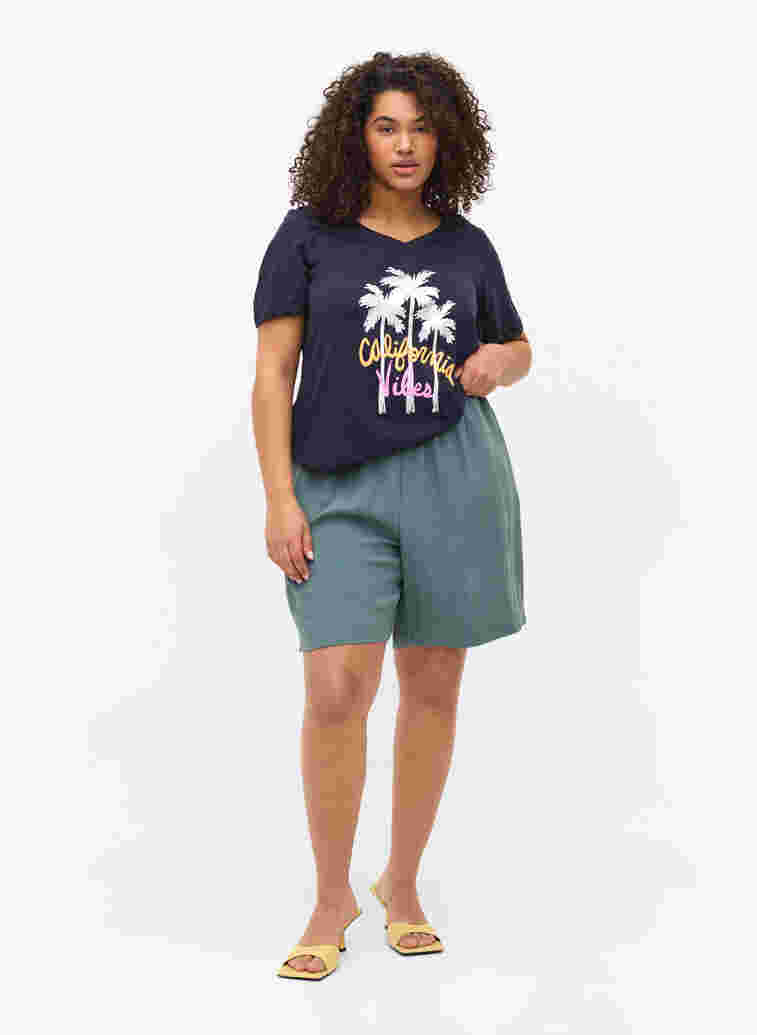 Lösa shorts i viskose, Balsam Green, Model image number 2