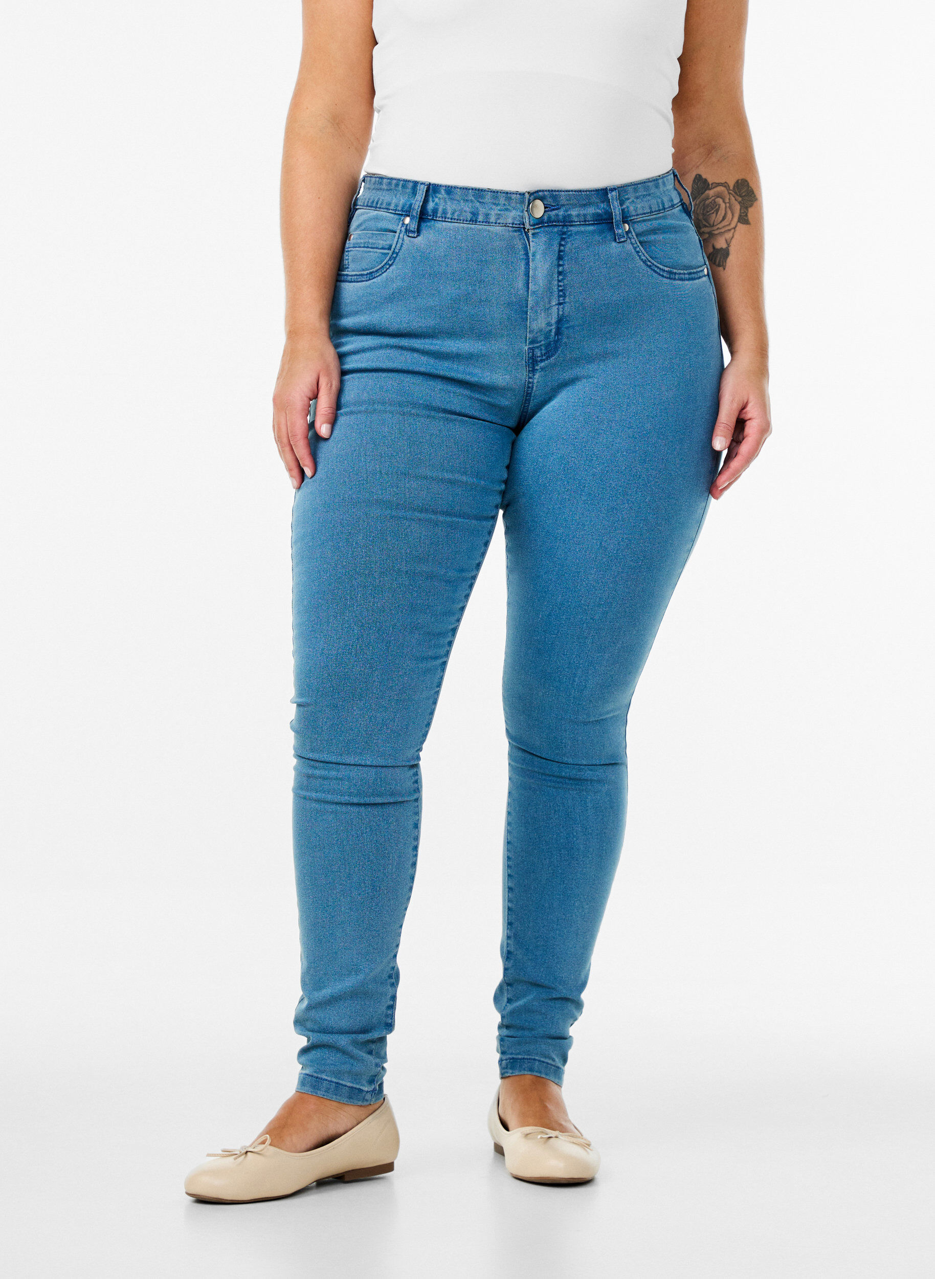 Zizzi Super slim Amy jeans med h&ouml;g midja, Bl&aring;, Model image number 2