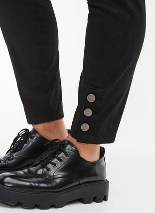 Croppade Amy jeans med knappar, Black, Model image number 3
