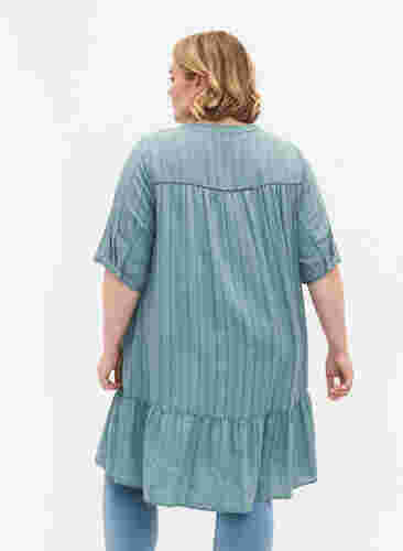 Randig klänning i viskos med spetsdetaljer, Smoke Blue, Model image number 1