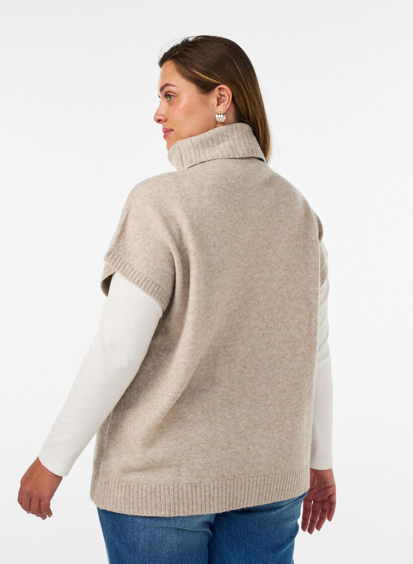 Stickad v&auml;st med polokrage och fl&auml;tstickning, Beige, Model image number 2