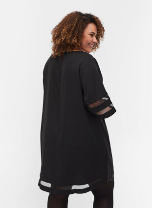 Kortärmad klänning med transparenta detaljer, Black, Model image number 1