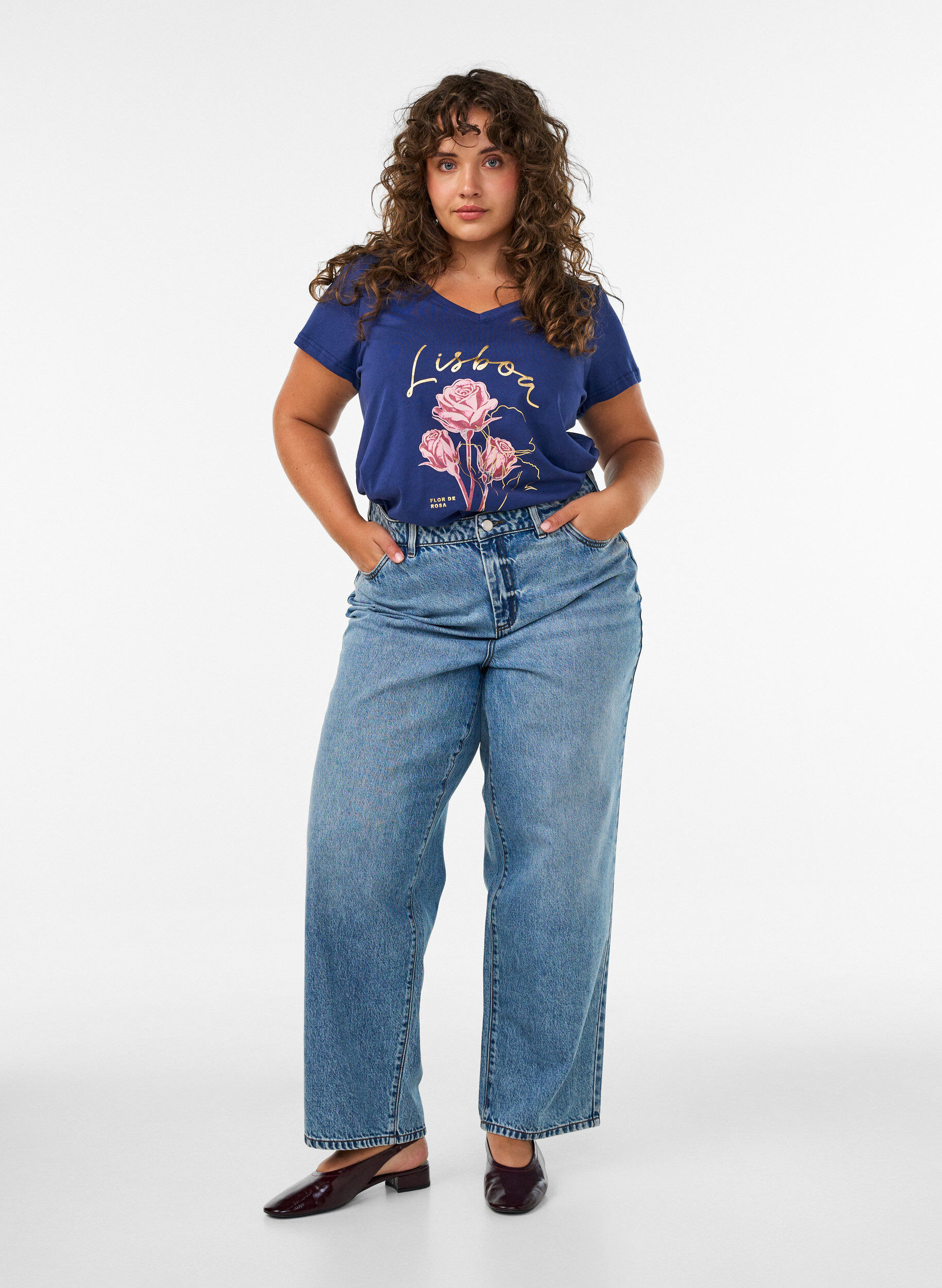 ZizziT-shirt i bomull med tryck framtill och v-ringning, Bl&aring;, Model image number 1