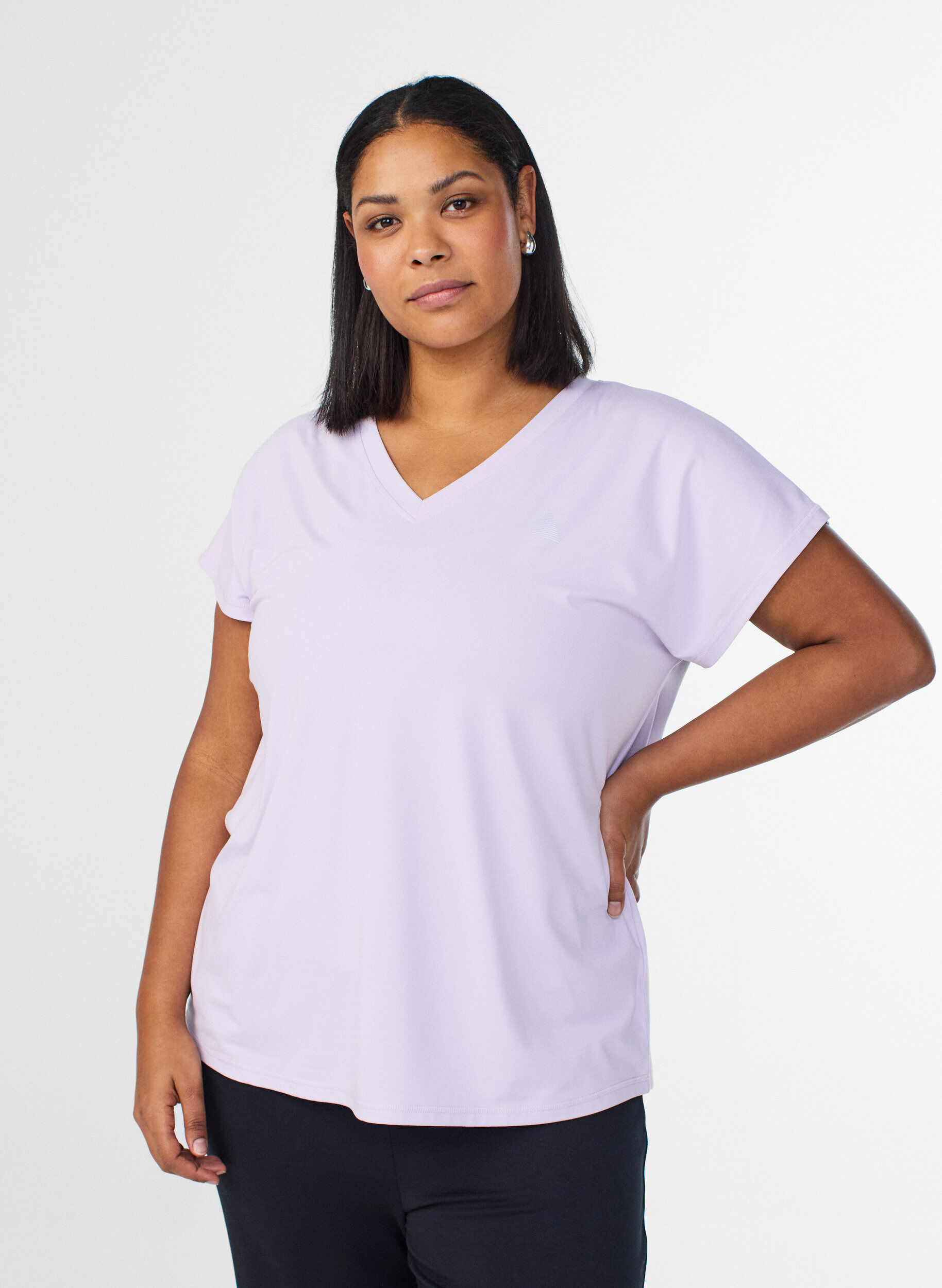 Tr&auml;nings t-shirt med v-ringning och l&ouml;s passform, Lila, Model