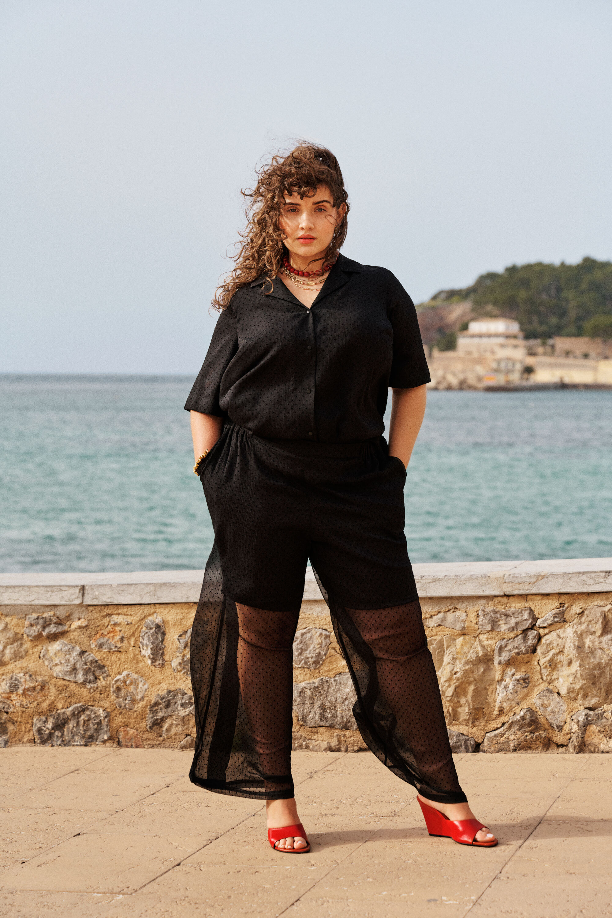 ZizziElegant svart med r&ouml;da accenter, , Model