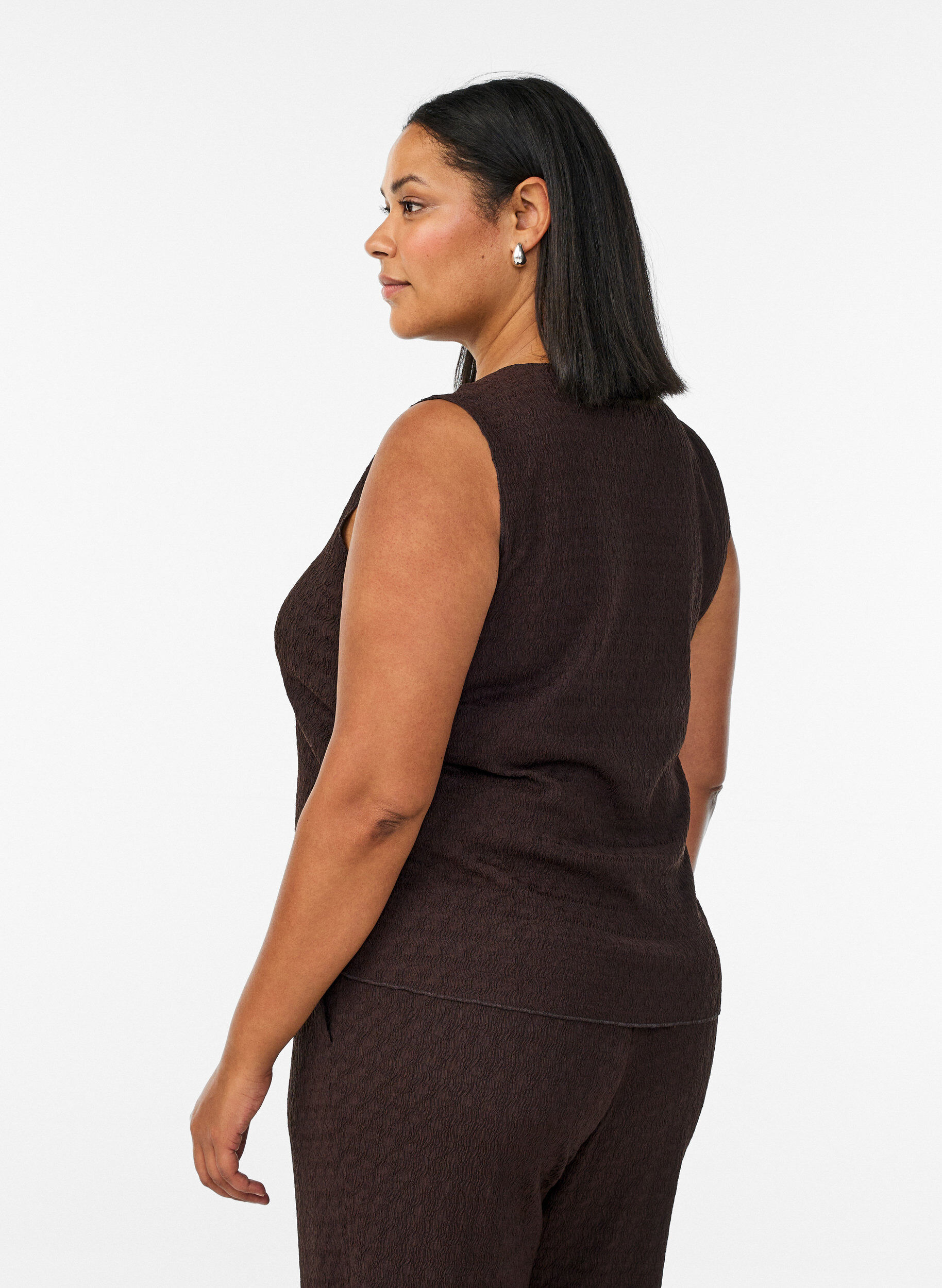 Zizzi&Auml;rml&ouml;s topp med v&aring;gig struktur och kn&auml;ppning, Brun, Model image number 2