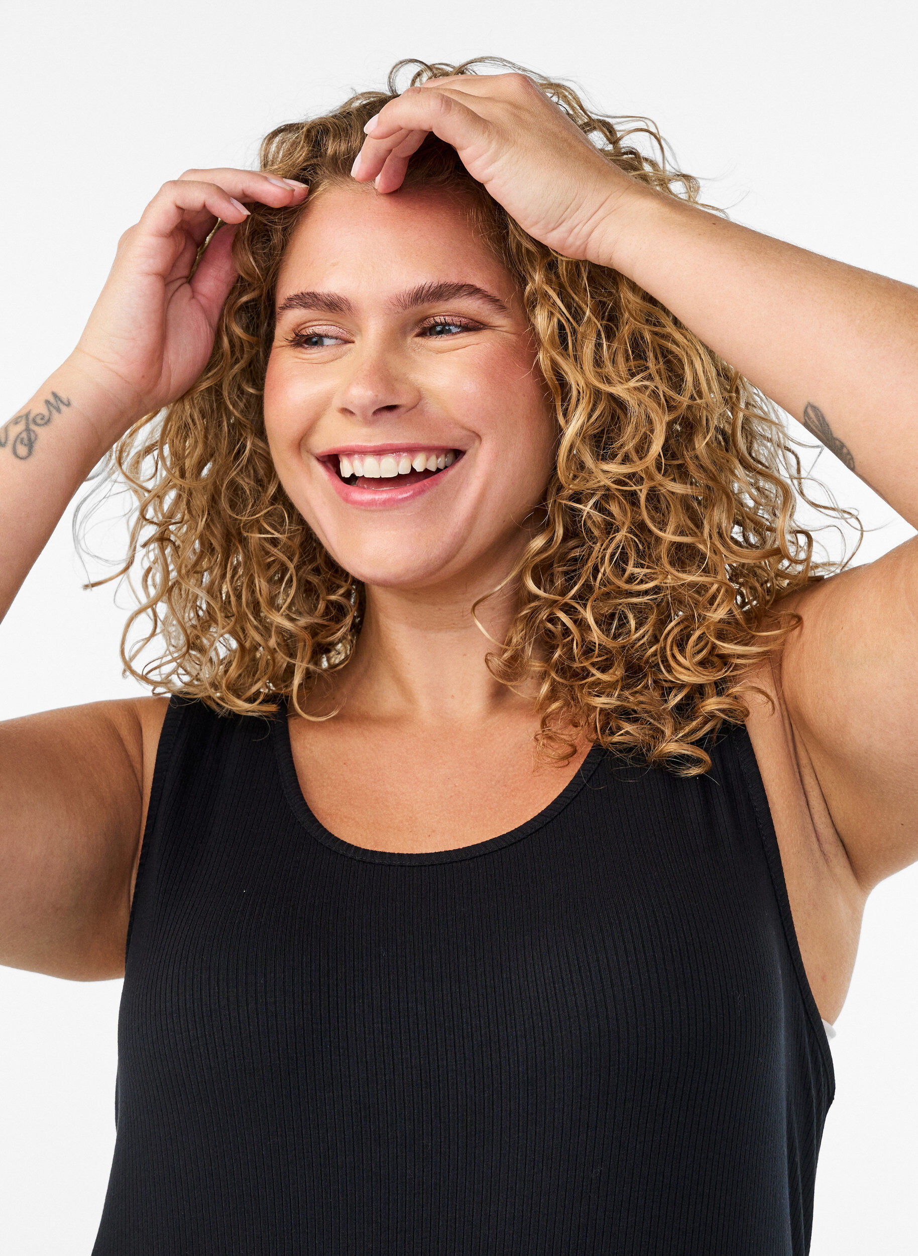 Zizzi&Auml;rml&ouml;s ribbad kl&auml;nning i viskos, Svart, Model image number 2