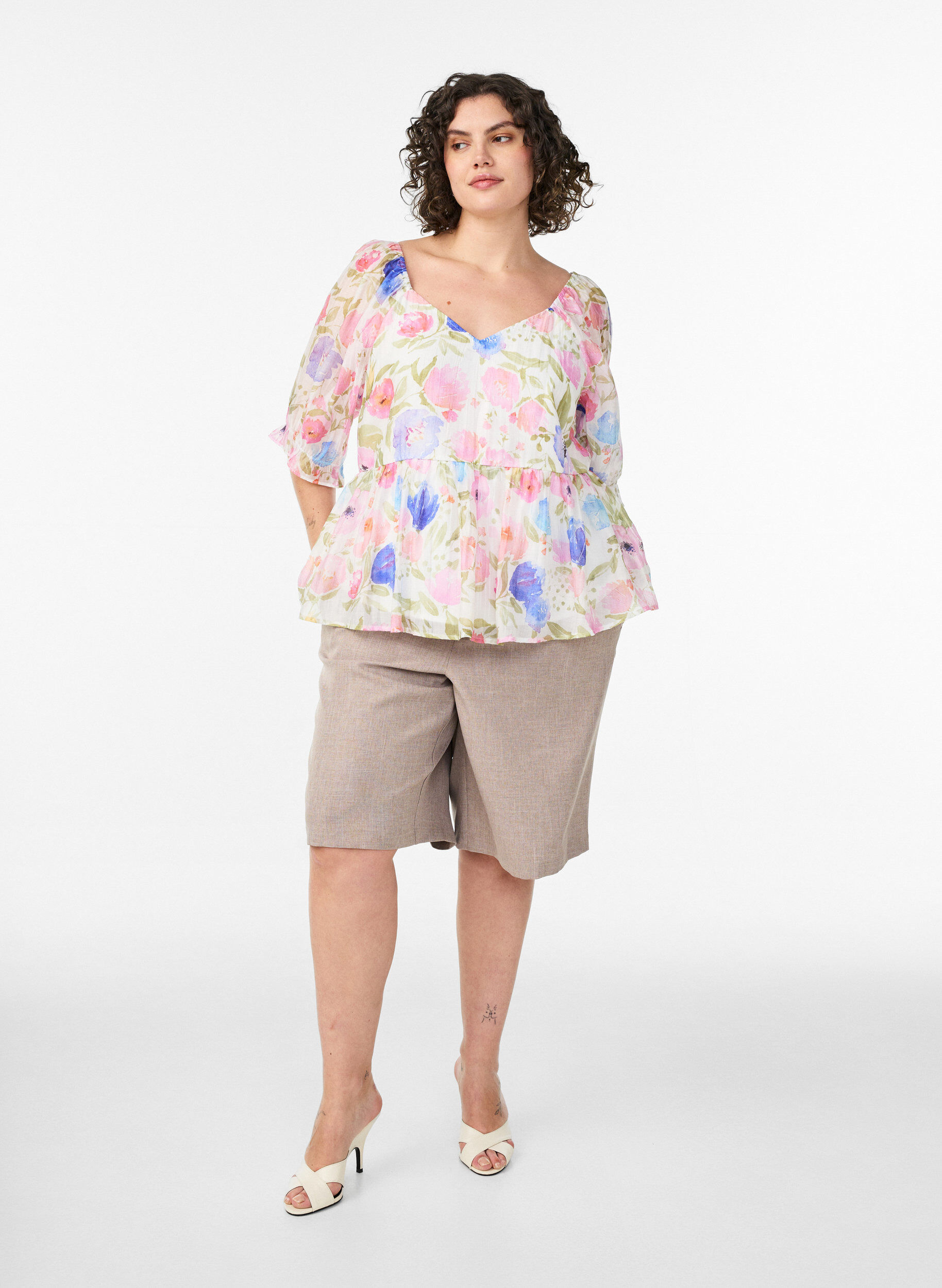 Zizzi Blus i lyocell med blommigt m&ouml;nster och hj&auml;rtformad ringning, Vit, Model image number 1