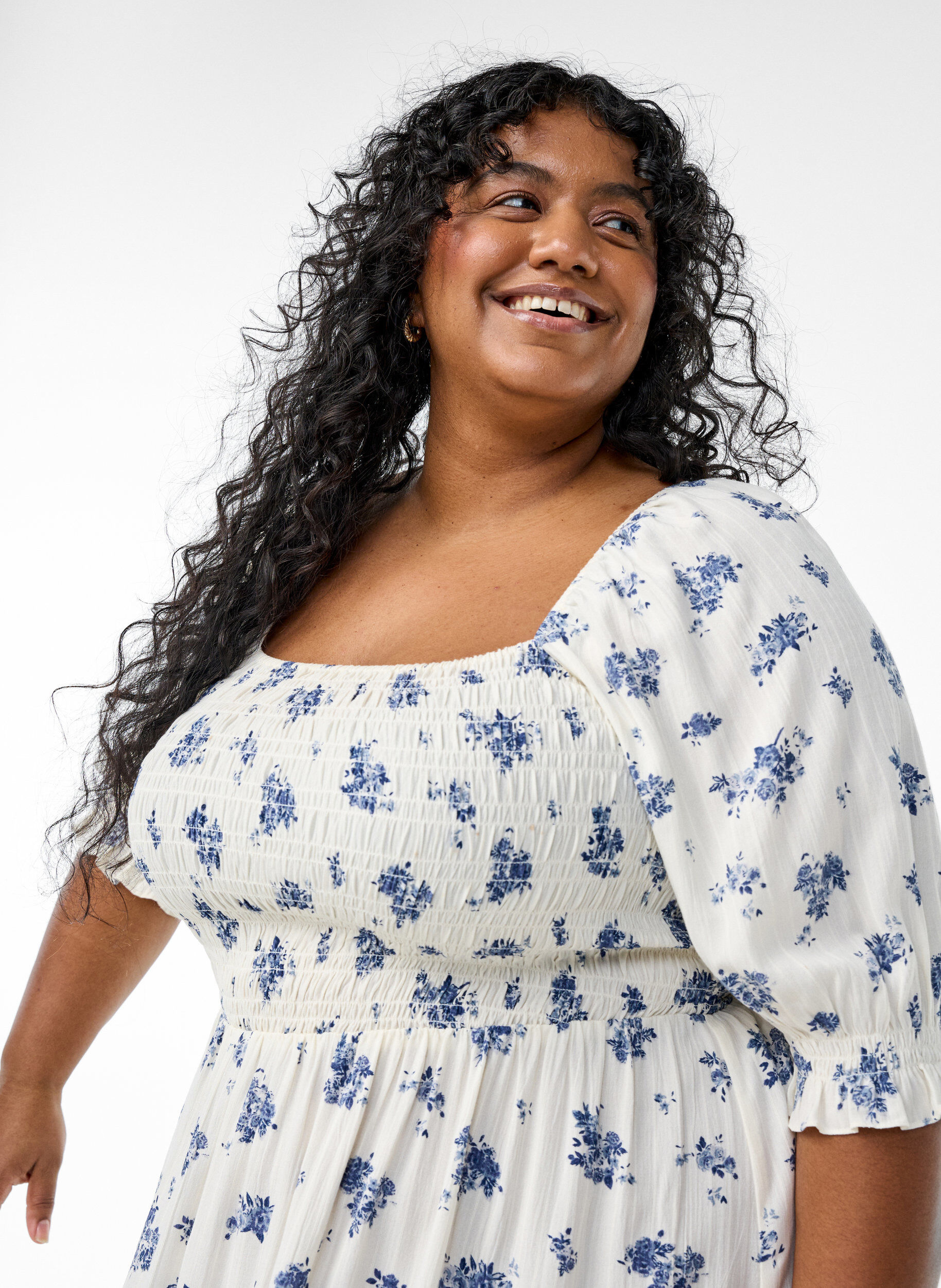 Zizzi Blommig midikl&auml;nning i viskos med smock, Vit, Model image number 2