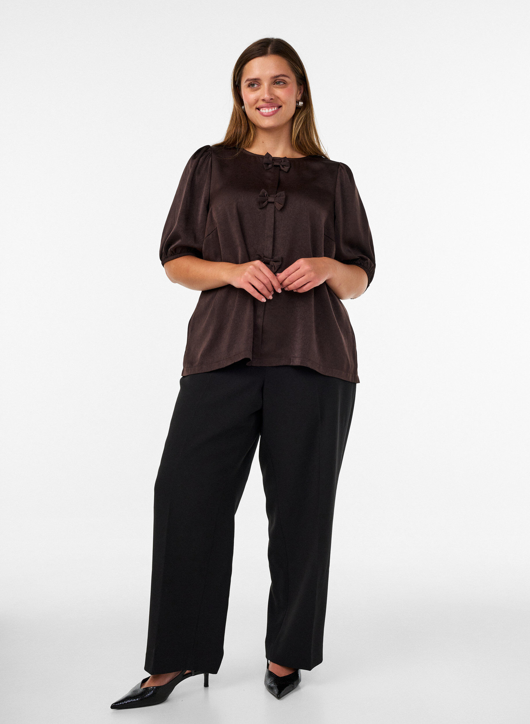 ZizziBlus i satin med rosetter och halvl&aring;nga &auml;rmar, Brun, Model image number 1
