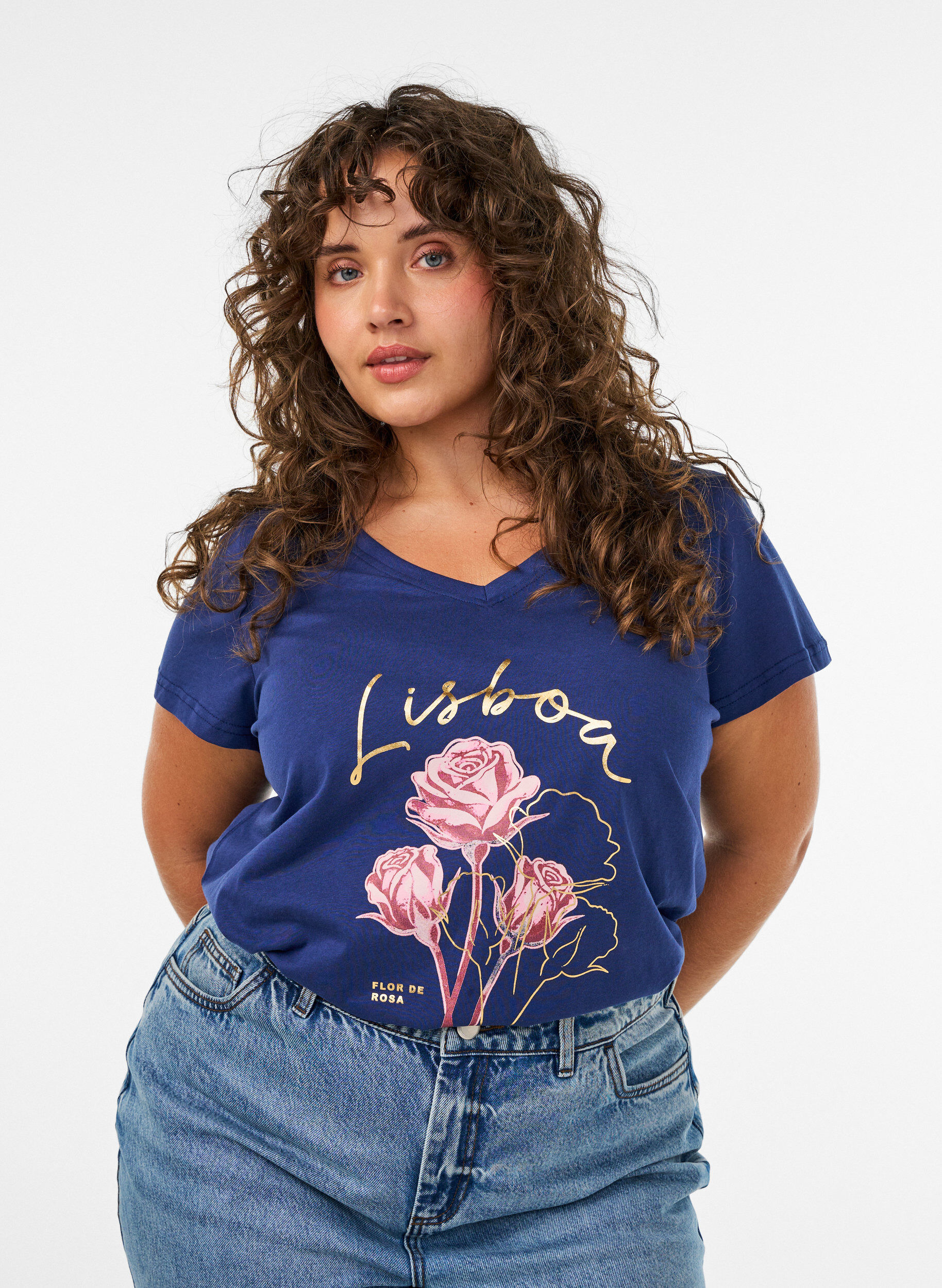T-shirt i bomull med tryck framtill och v-ringning, Bl&aring;, Model