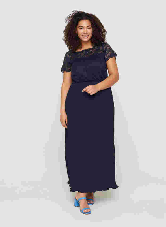 Kortärmad maxiklänning med spets och plisserad kjol, Night Sky, Model